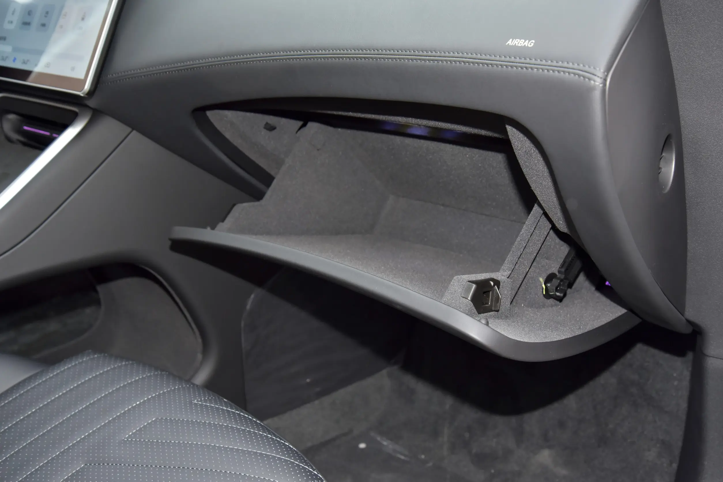AVATR 11 2023 interior-4