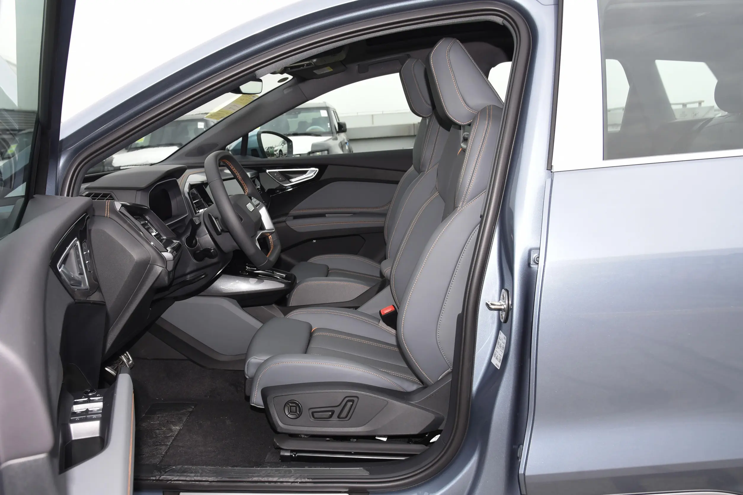 Audi Q4 e-tron 2024 space-1
