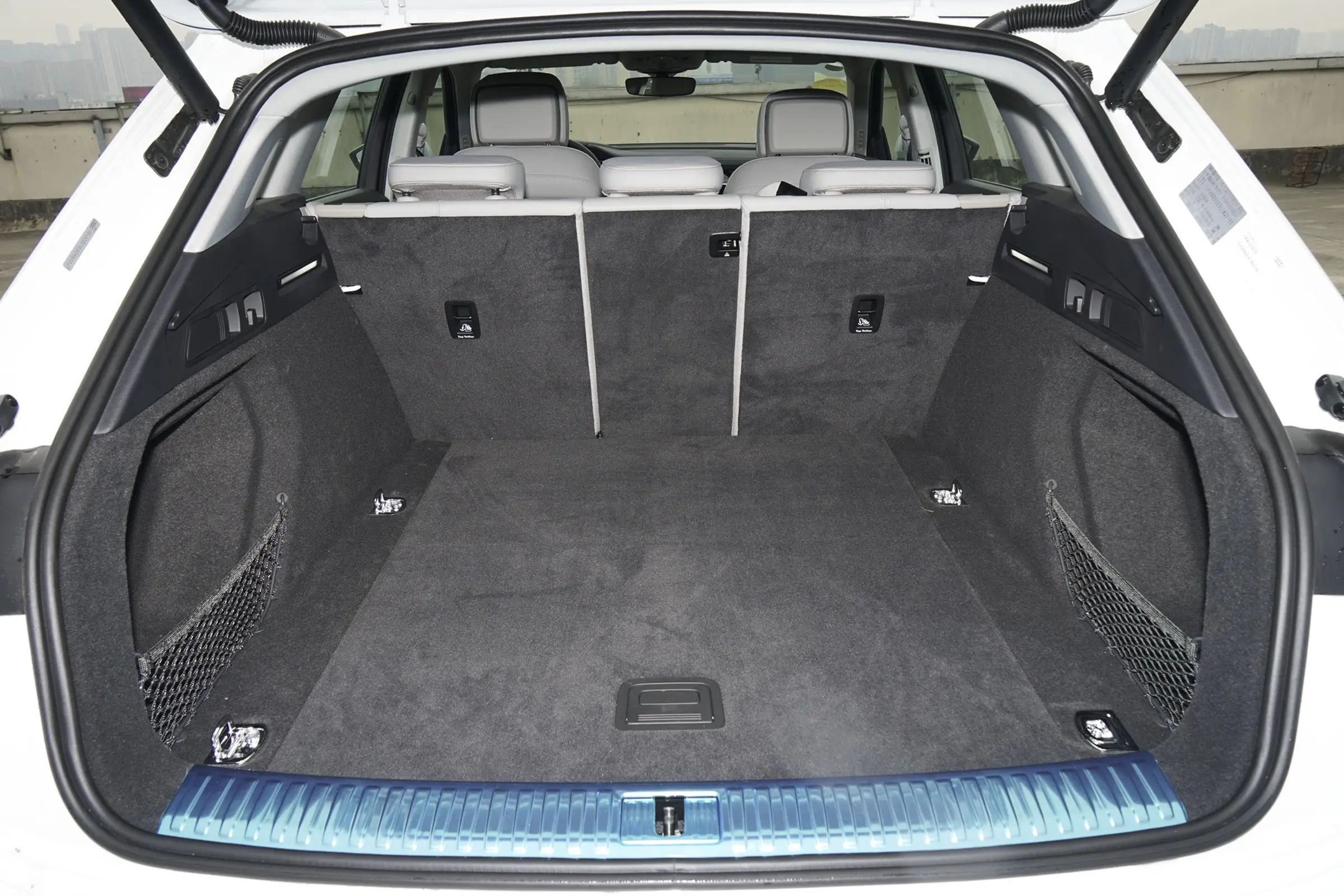 Audi e-tron 2021 space-4