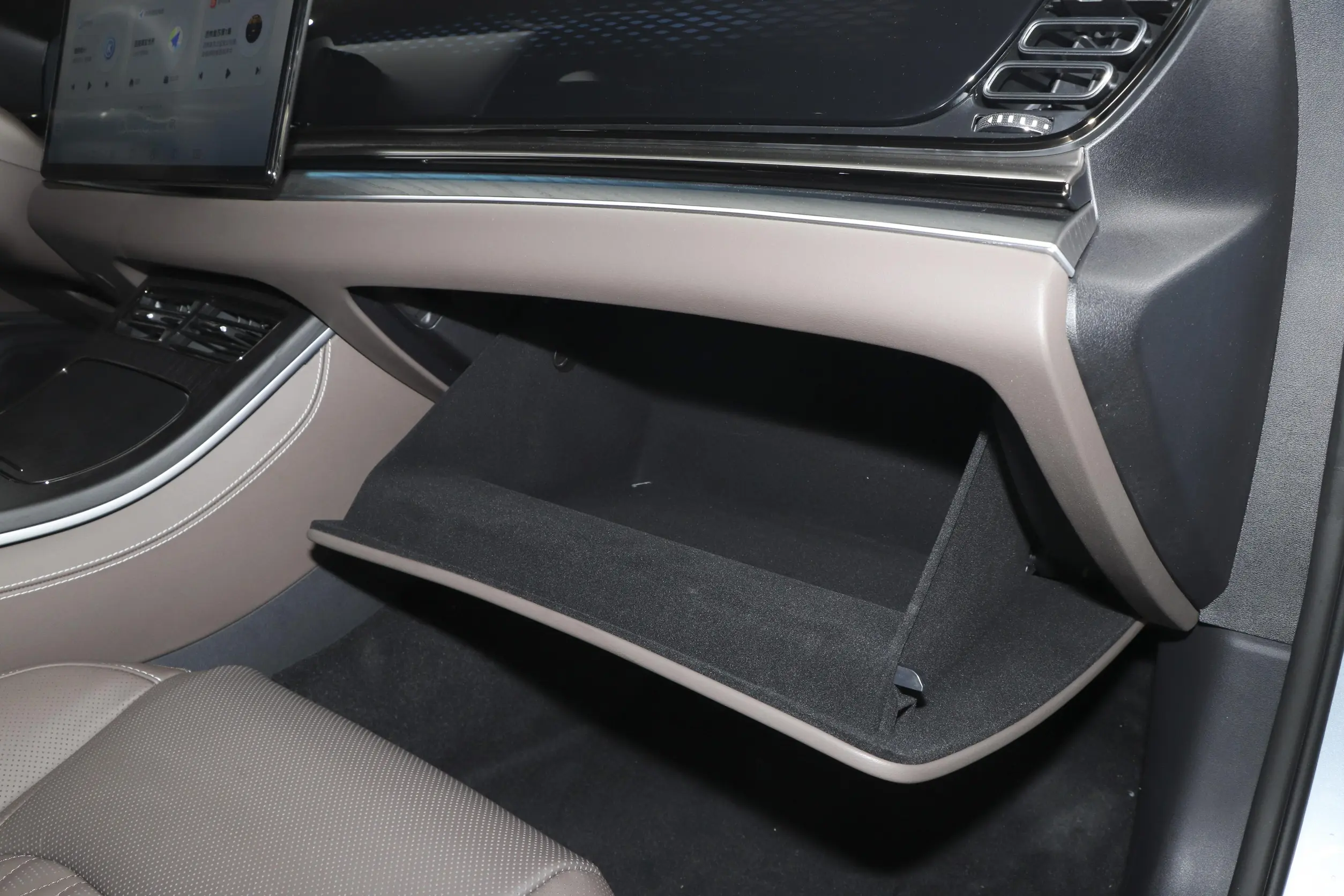 BYD Han DM-i 2023 interior-4