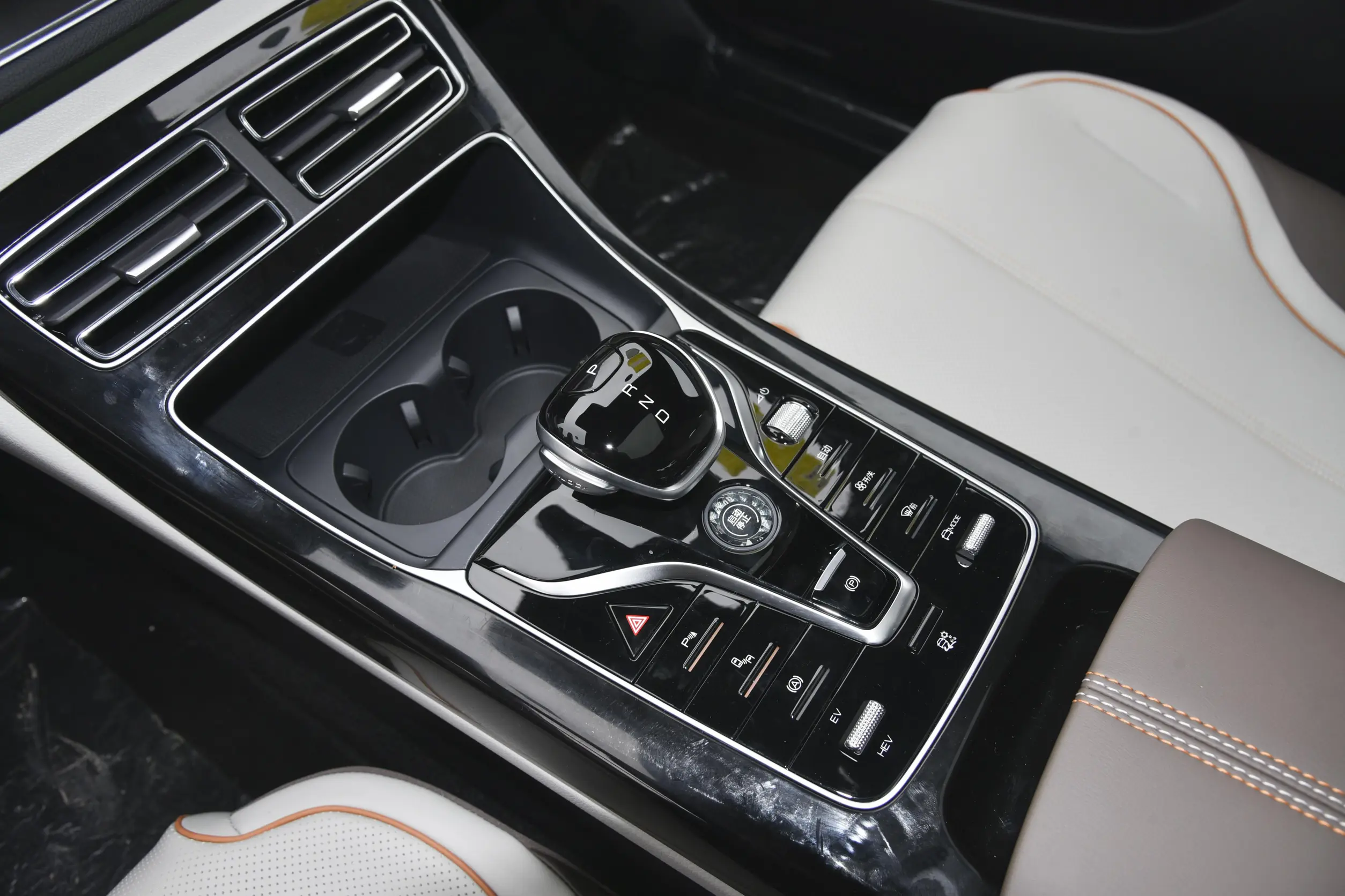 BYD Qin PLUS DM-i 2023 interior-3