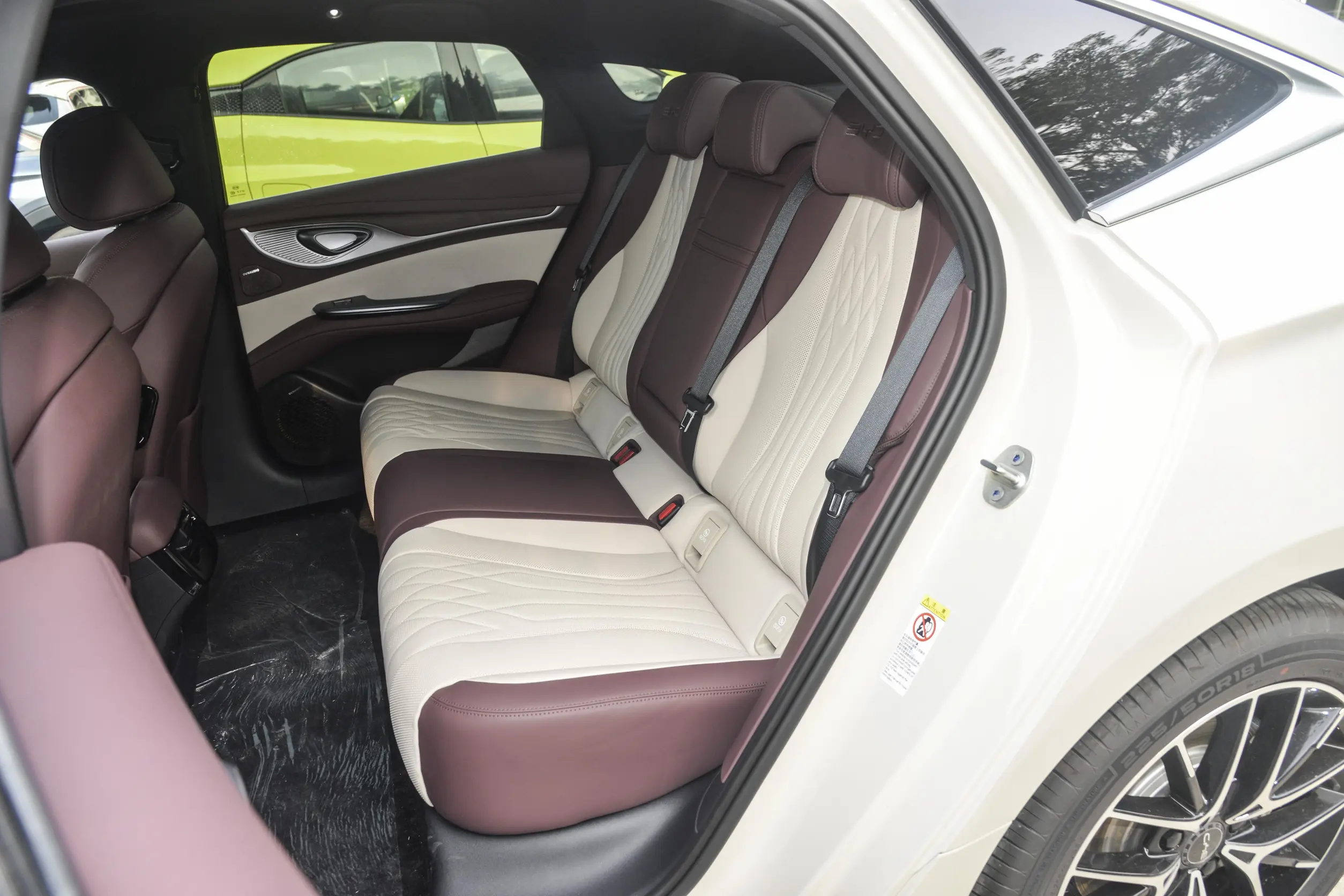 BYD Seal DM-i 2023 hybrid space-2