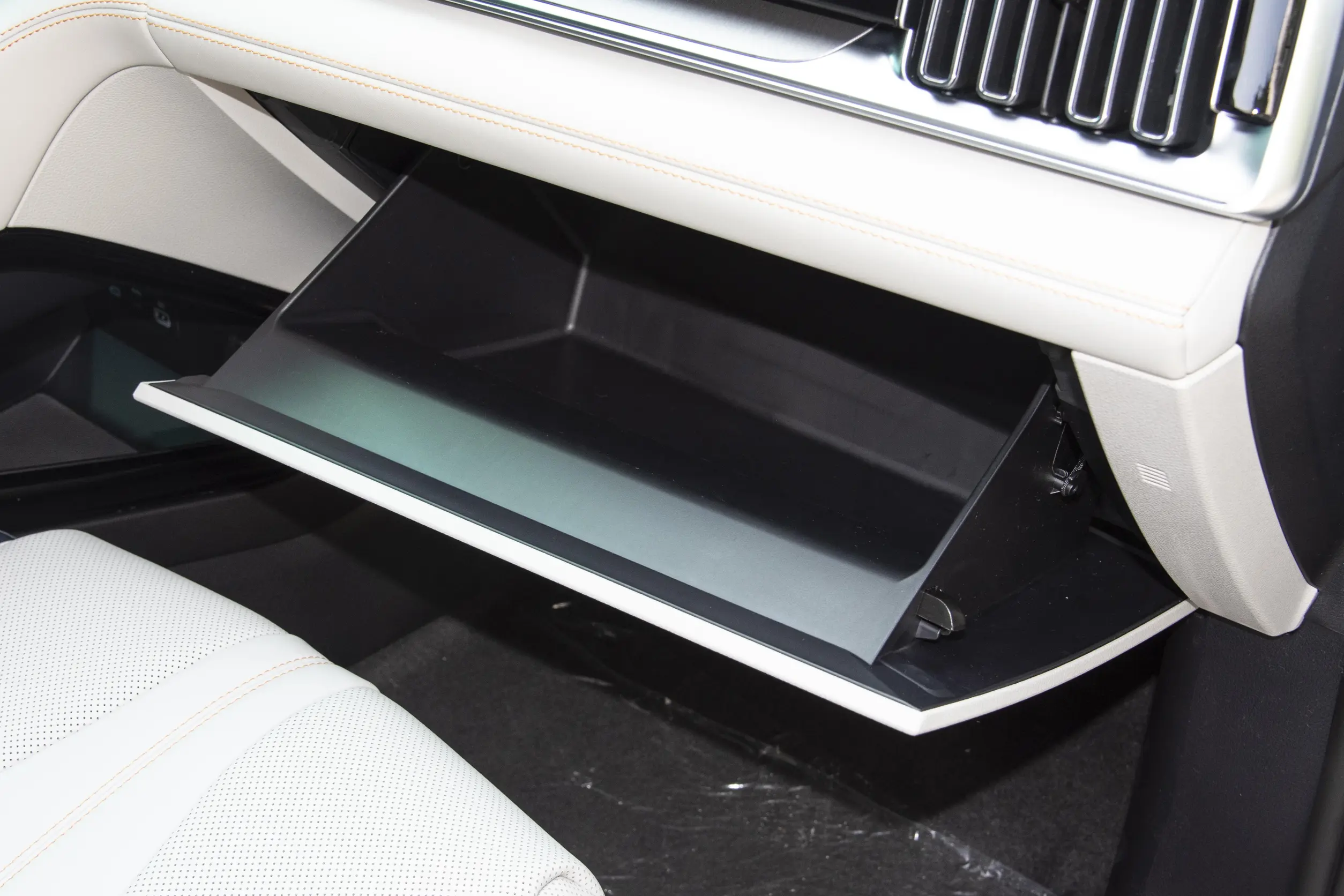 BYD Song PLUS DM-i 2023 interior-4