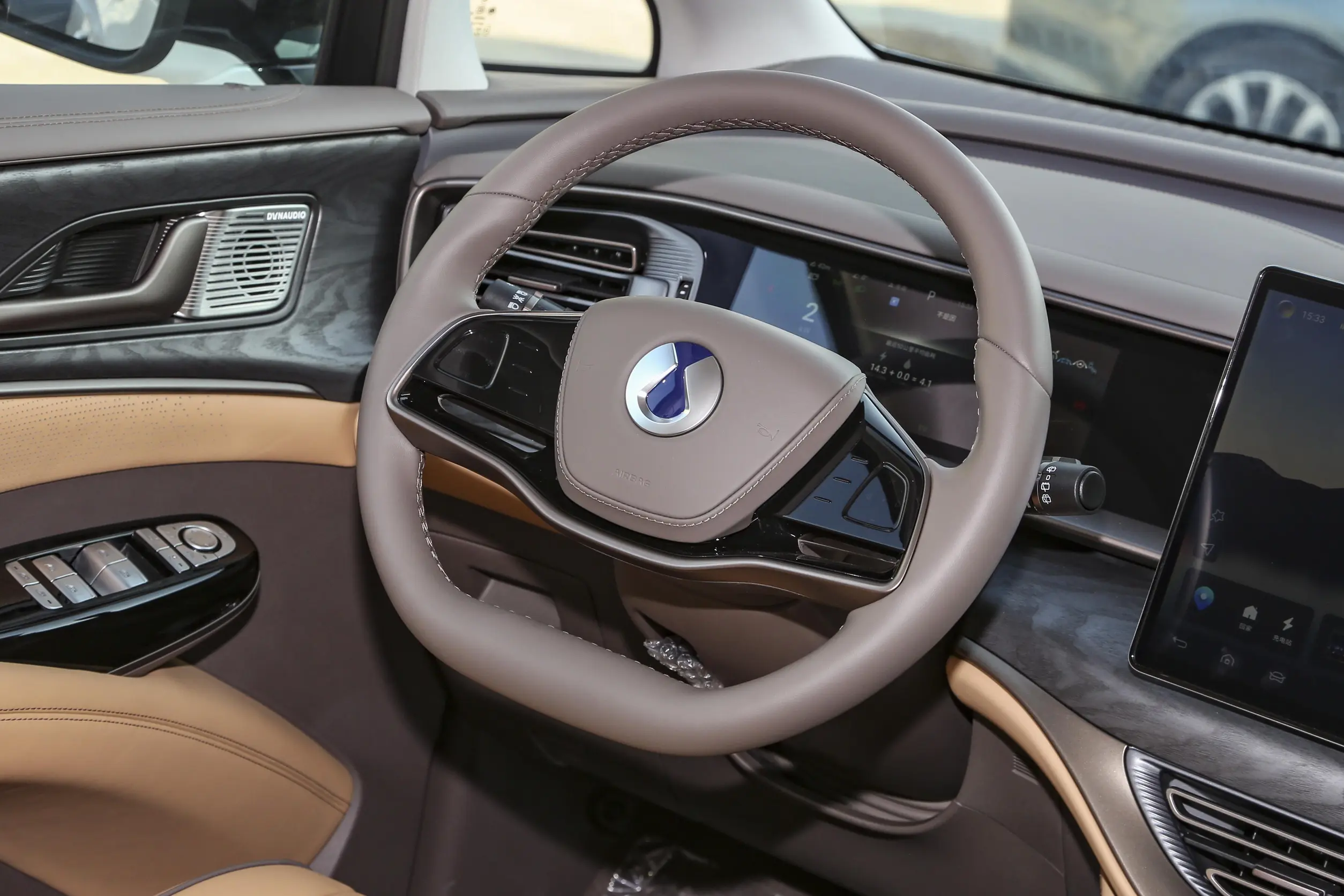 Denza D9 DM-i 2023 interior-2