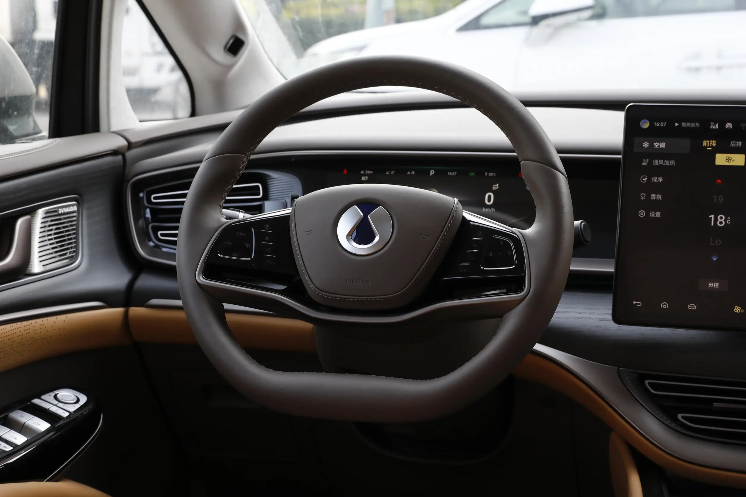 Denza D9 EV 2023 interior-2