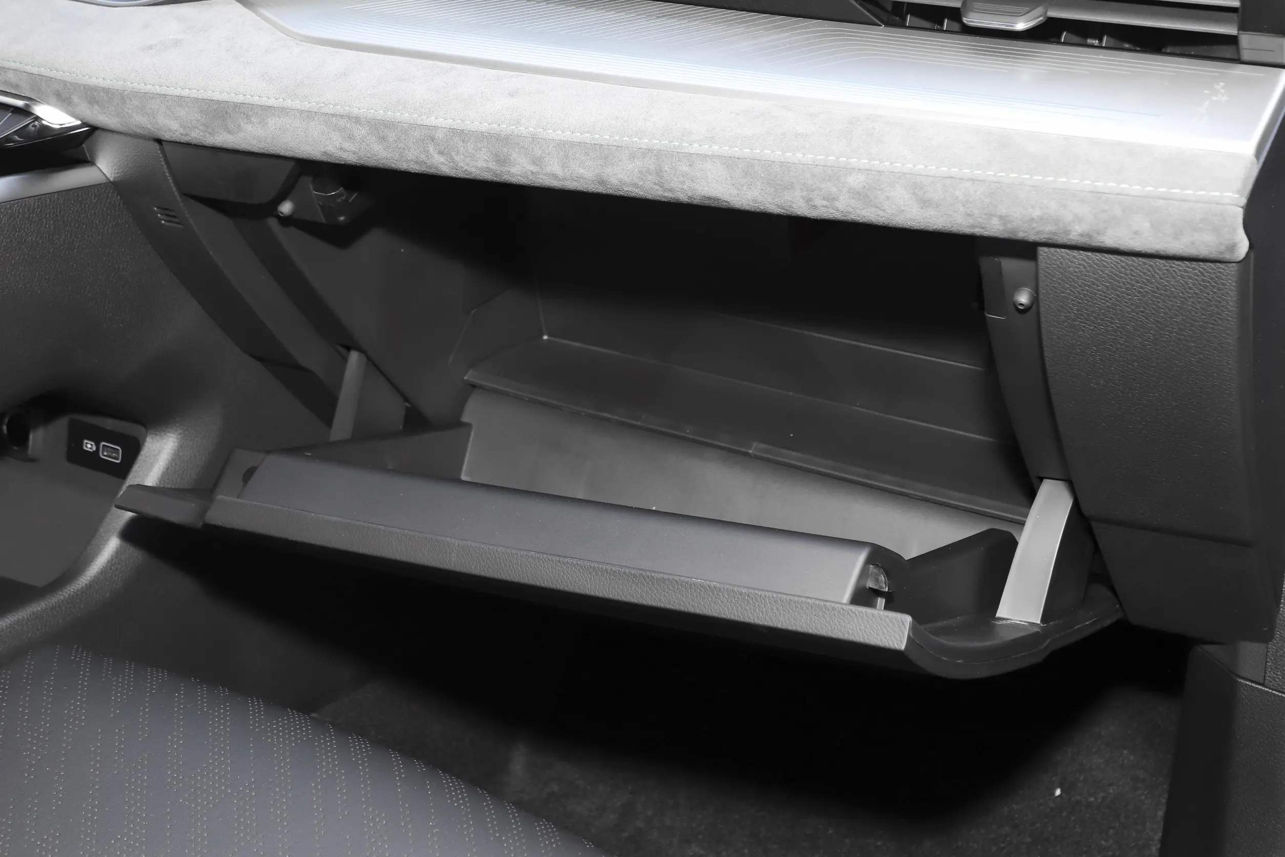 Geely Preface 2023 interior-4