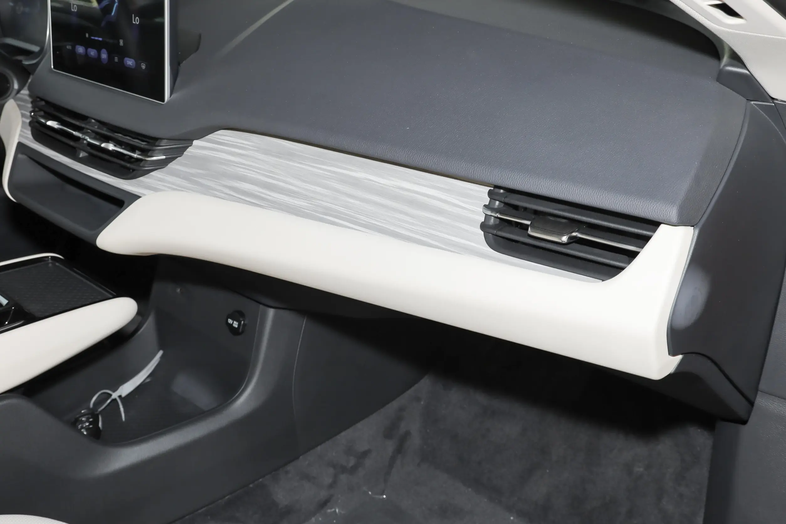 Hongqi E-QM5 2023 interior-4