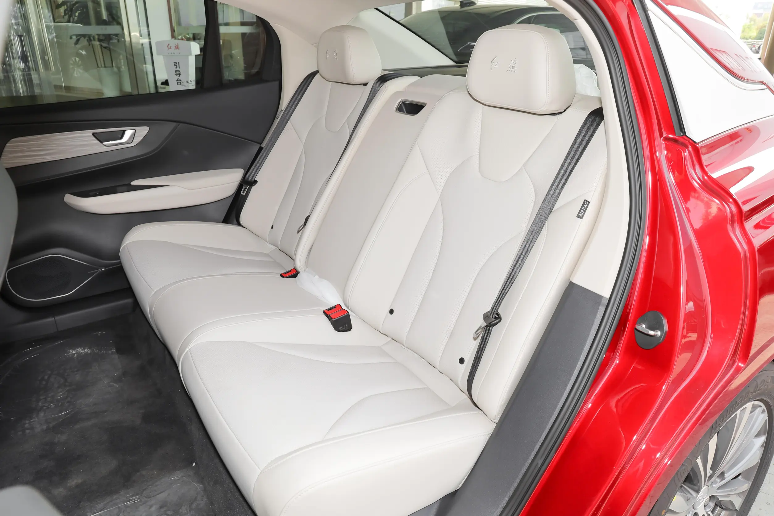 Hongqi E-QM5 2023 space-2
