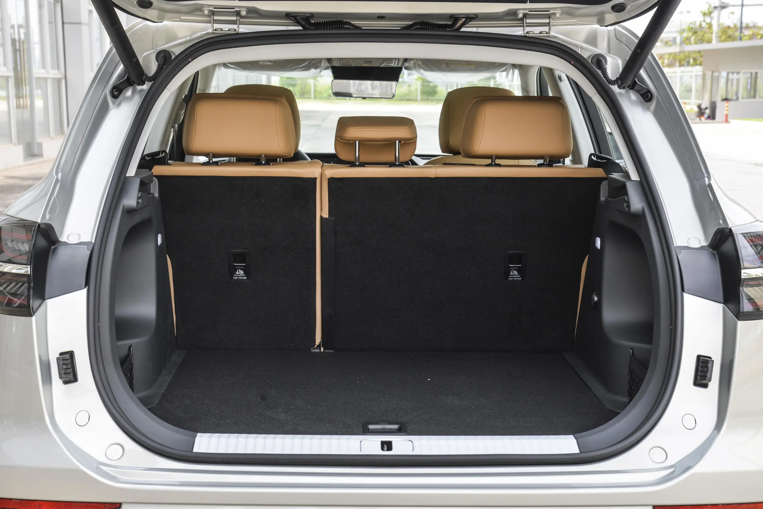 Hongqi HS5 2023 space-4