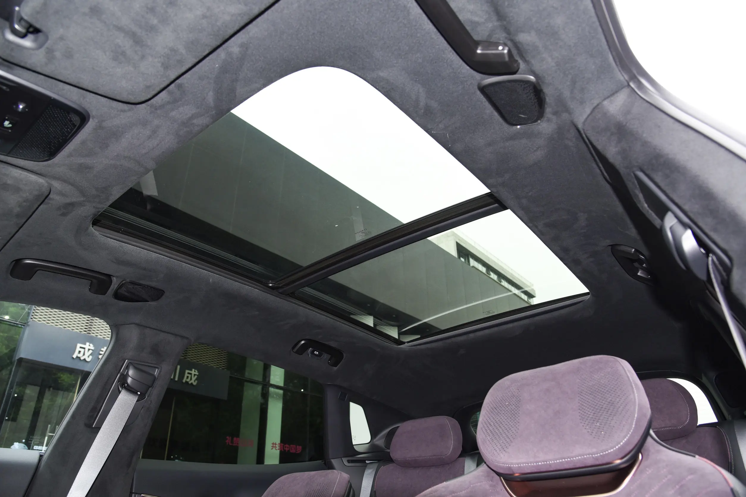 Lynk & Co 08 EM-P 2023 space-3