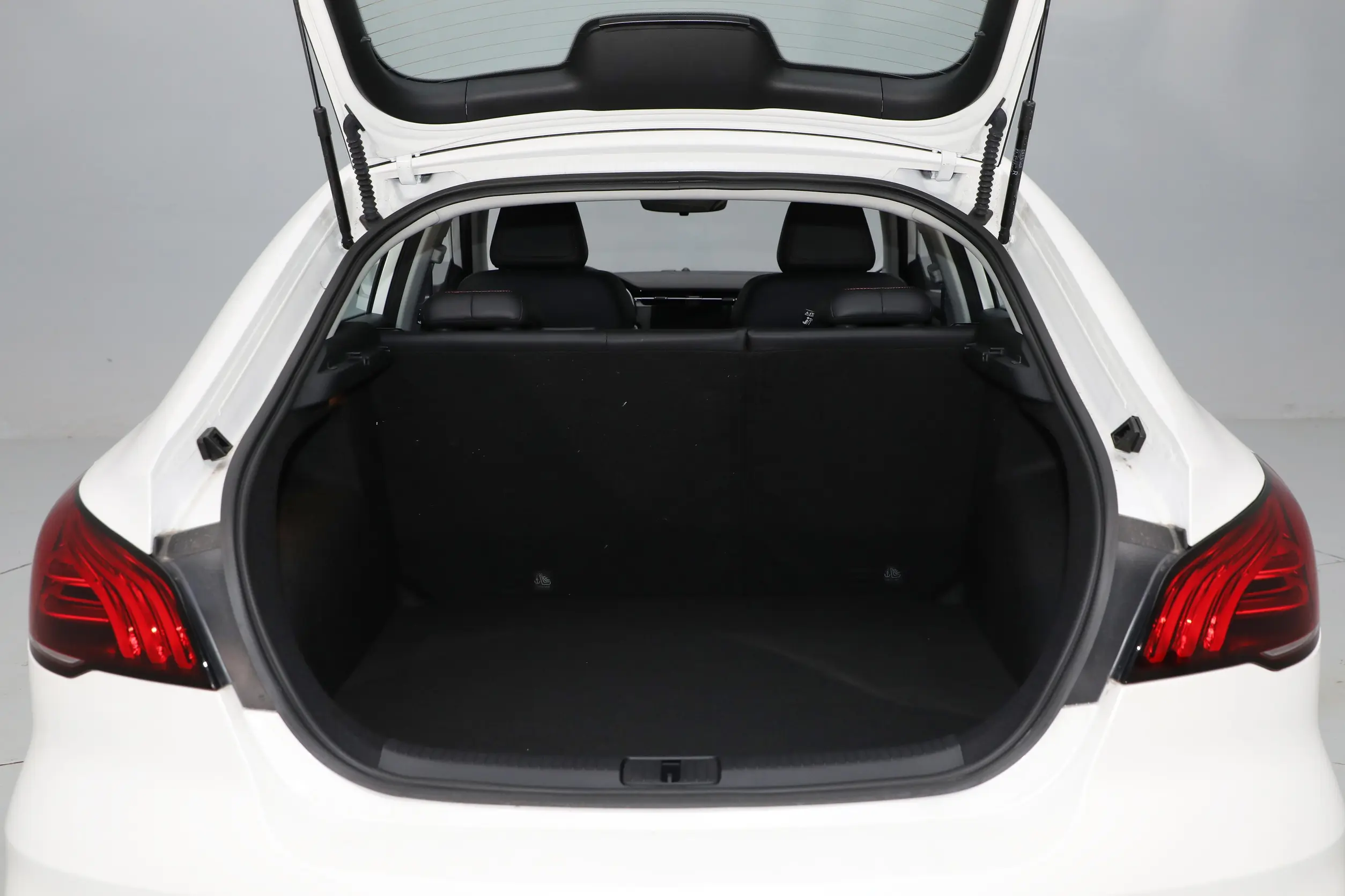 MG MG6 2023 space-4
