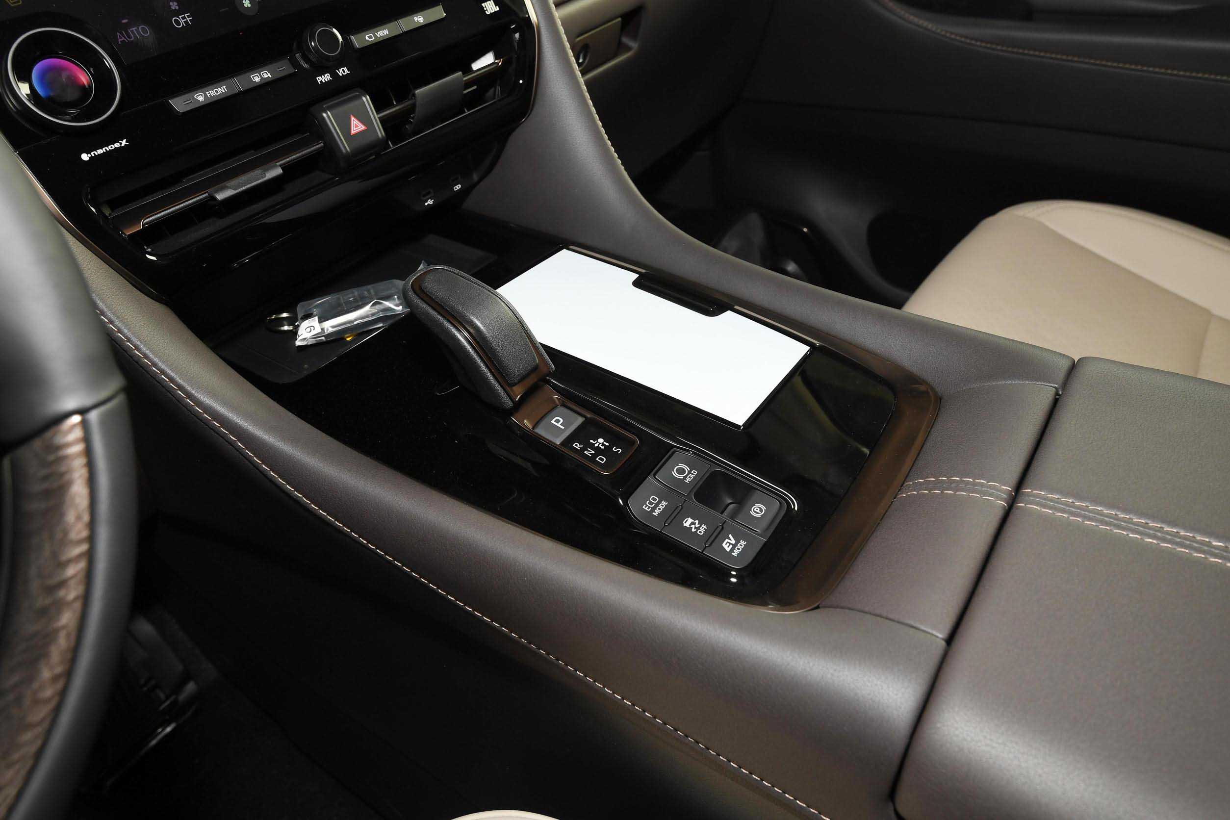 Toyota Alphard 2023 interior-3