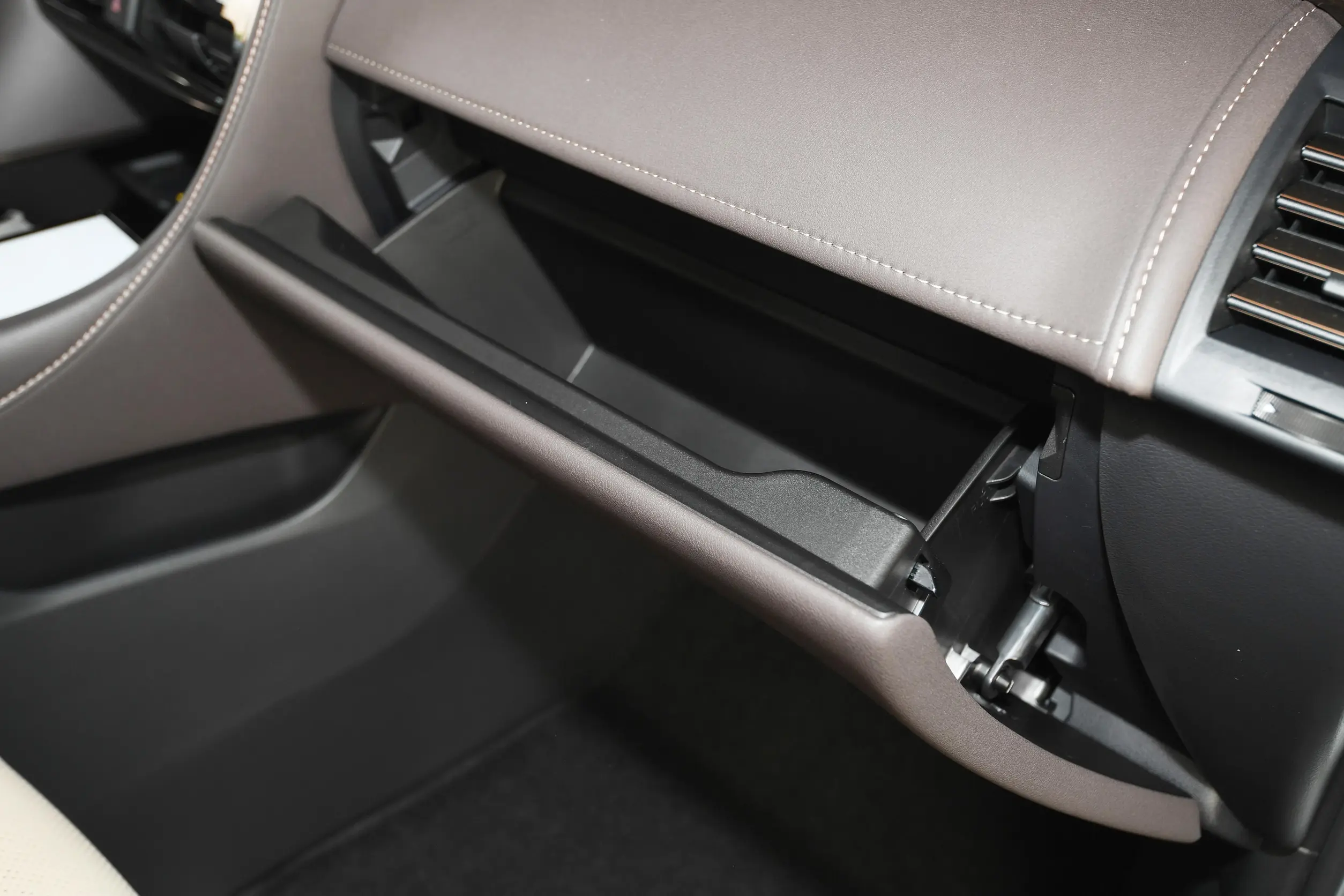 Toyota Alphard 2023 interior-4