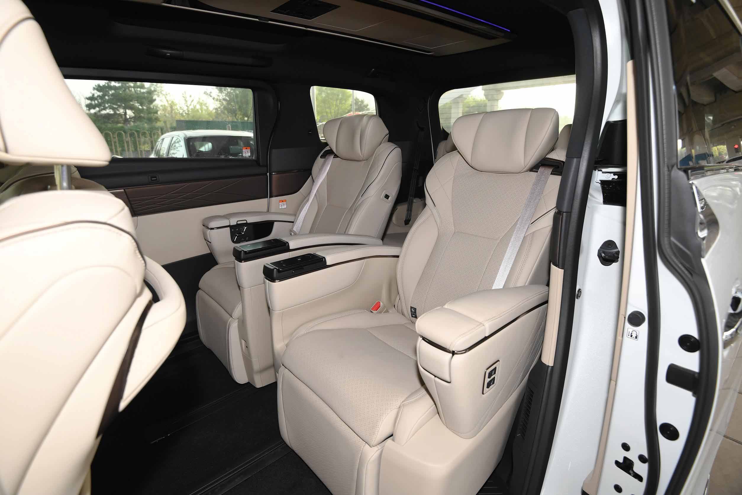 Toyota Alphard 2023 space-2