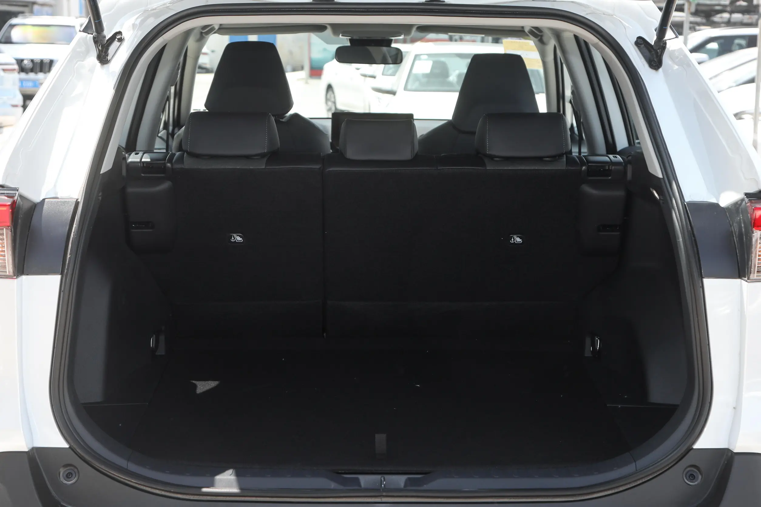 Toyota RAV4 2023 space-4