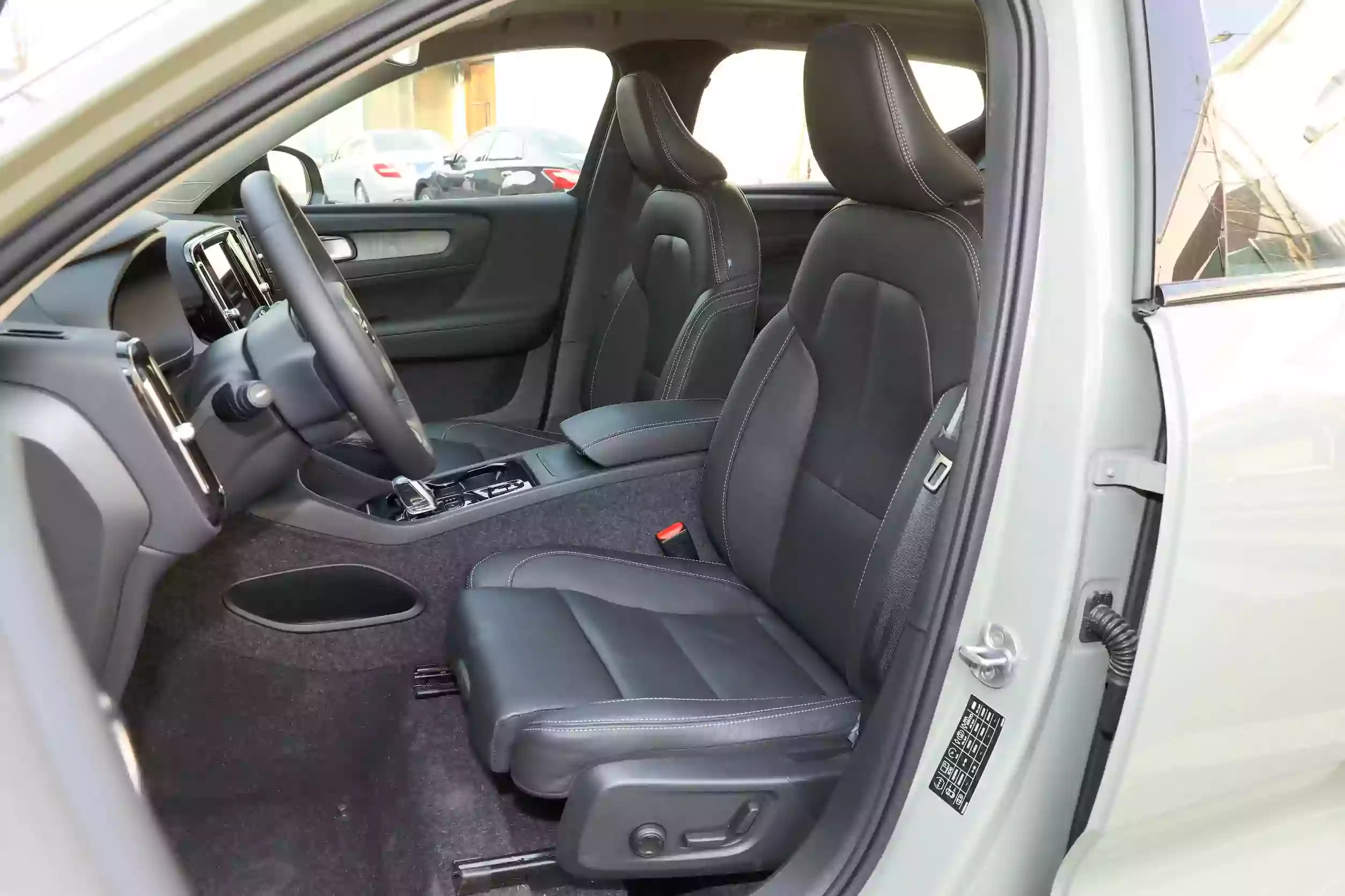 Volvo XC40 2024 space-1