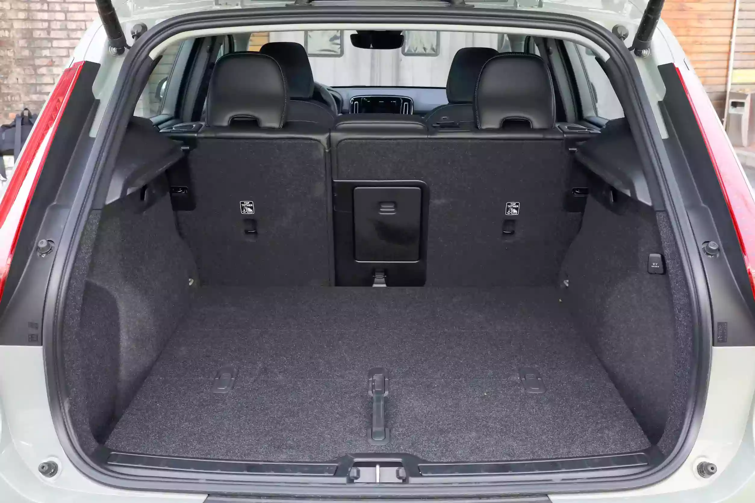 Volvo XC40 2024 space-4