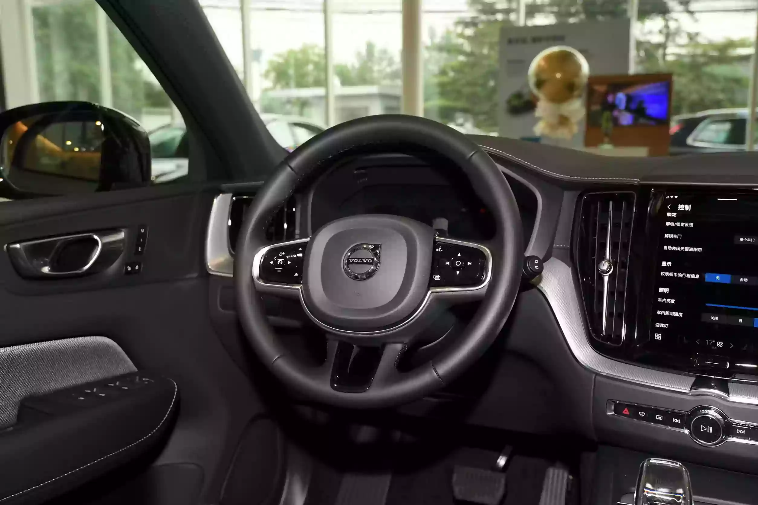 Volvo XC60 2024 interior-2