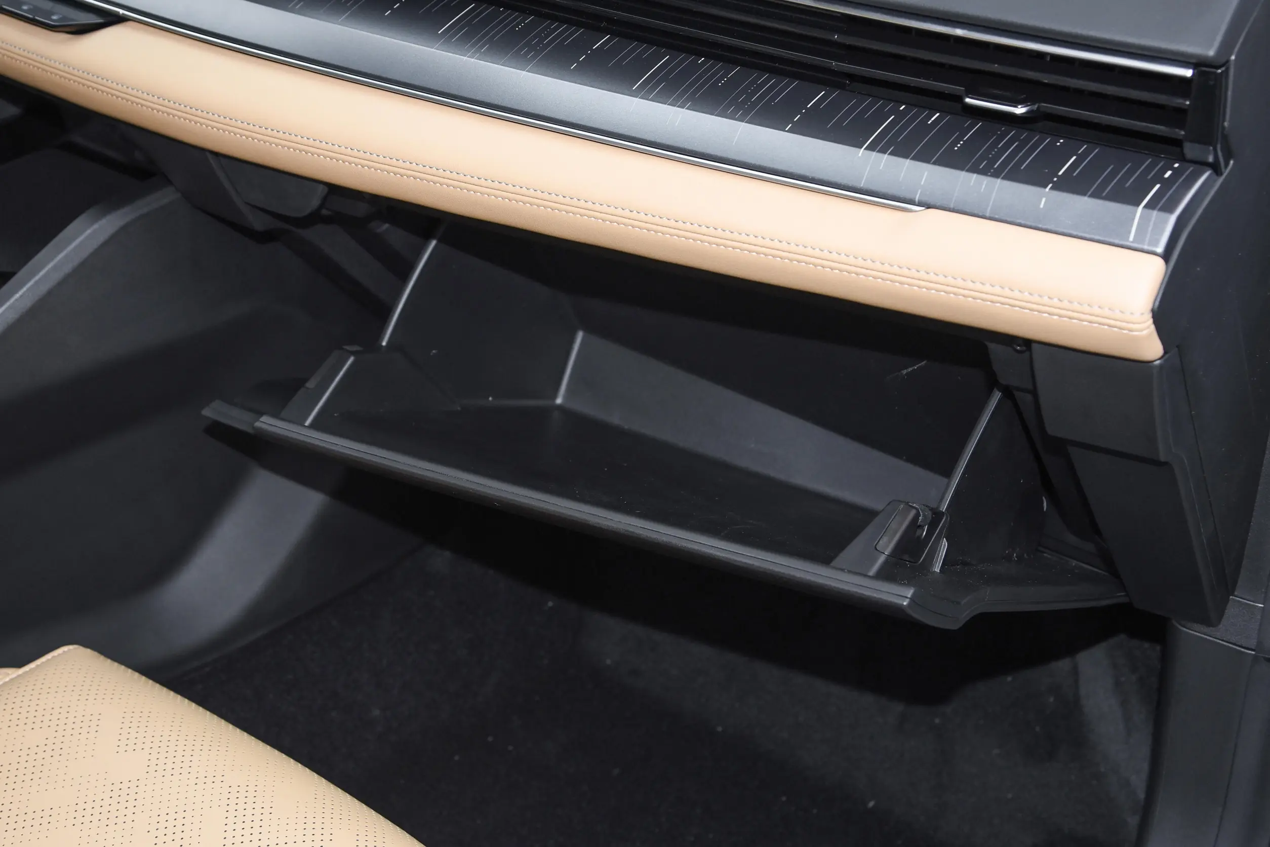 Geely Emgrand L HiP 2024 interior-4