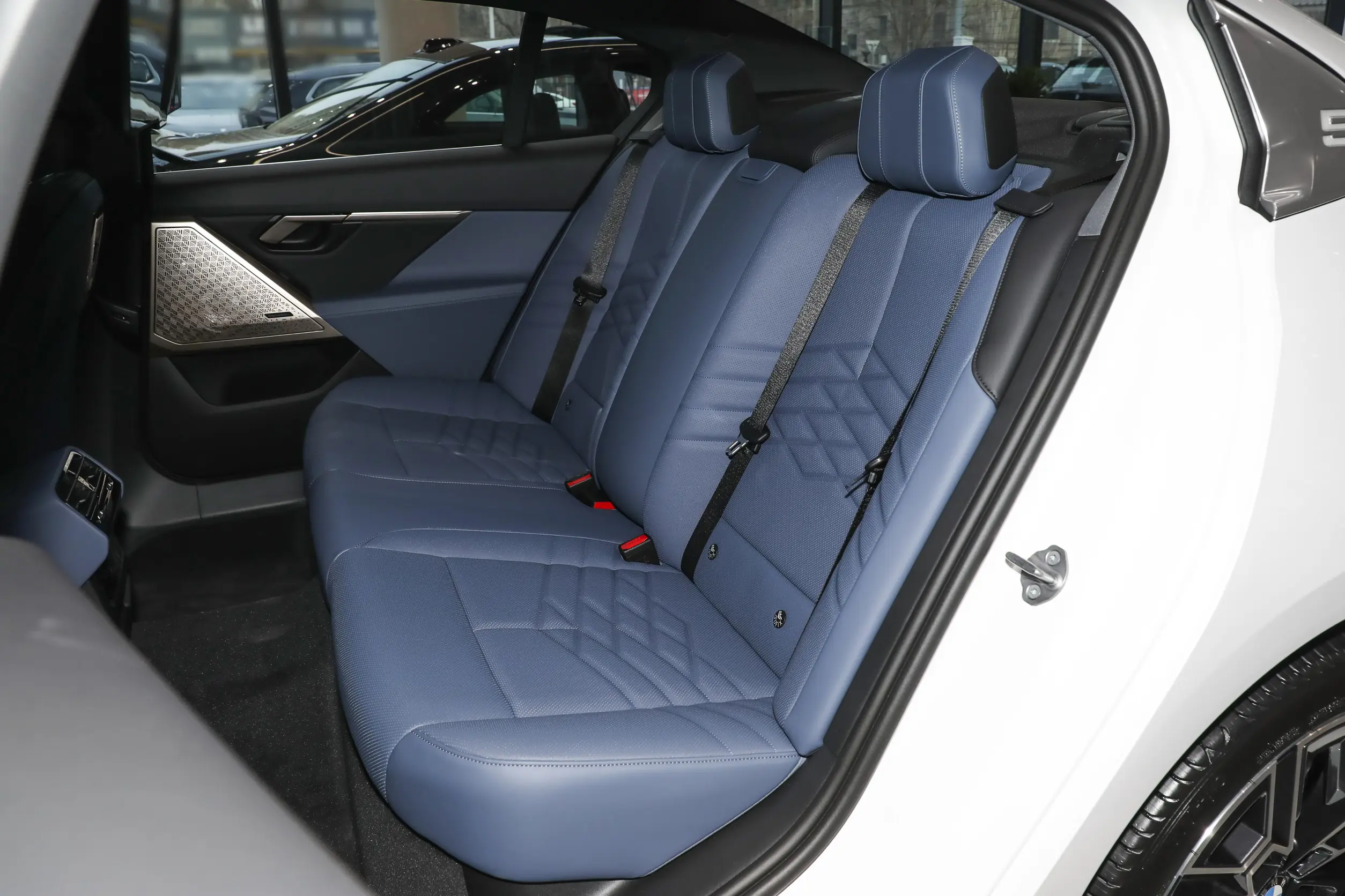 BMW 5 Series 530Li 2024 space-2