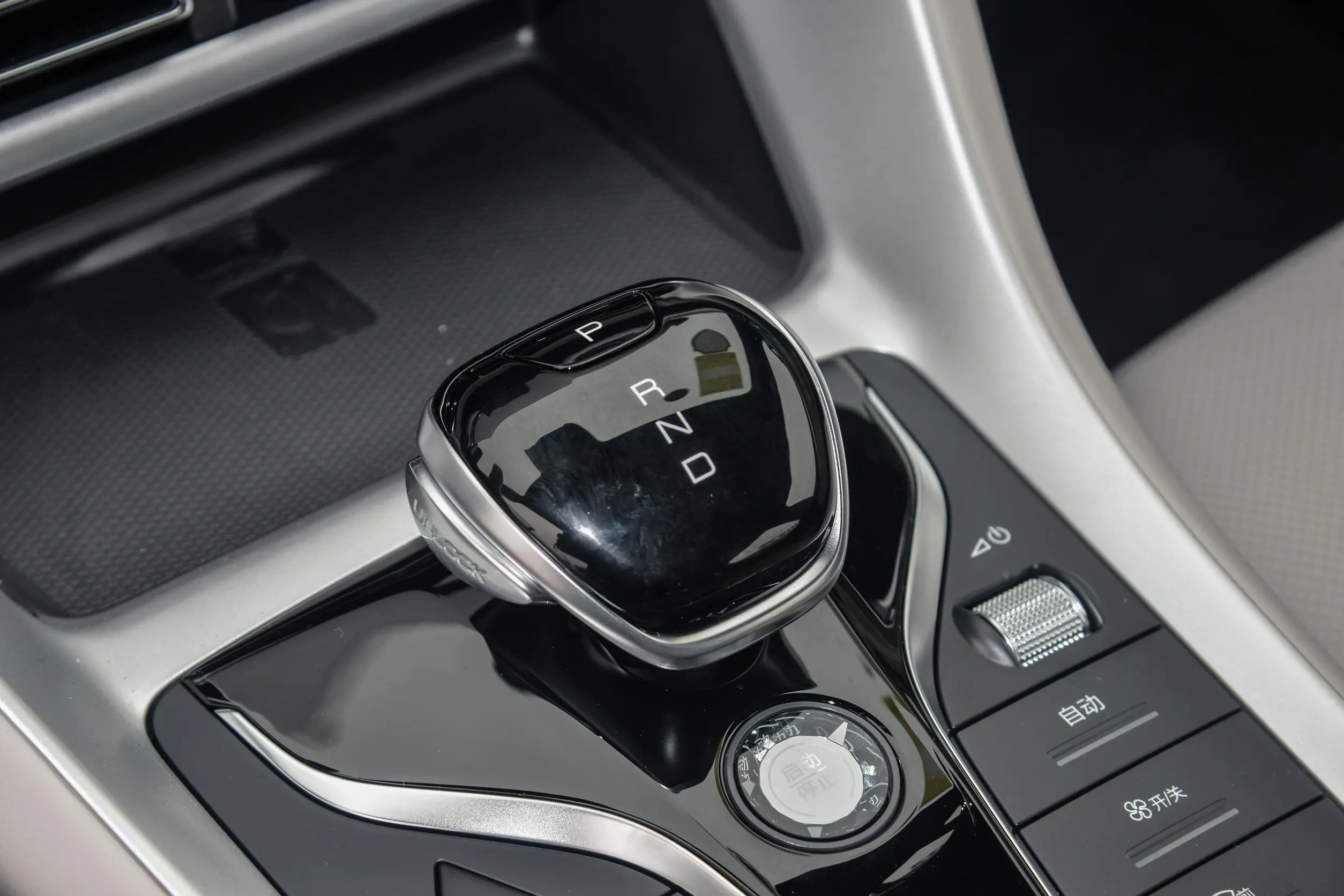 BYD Song Pro DM-i 2024 interior-3