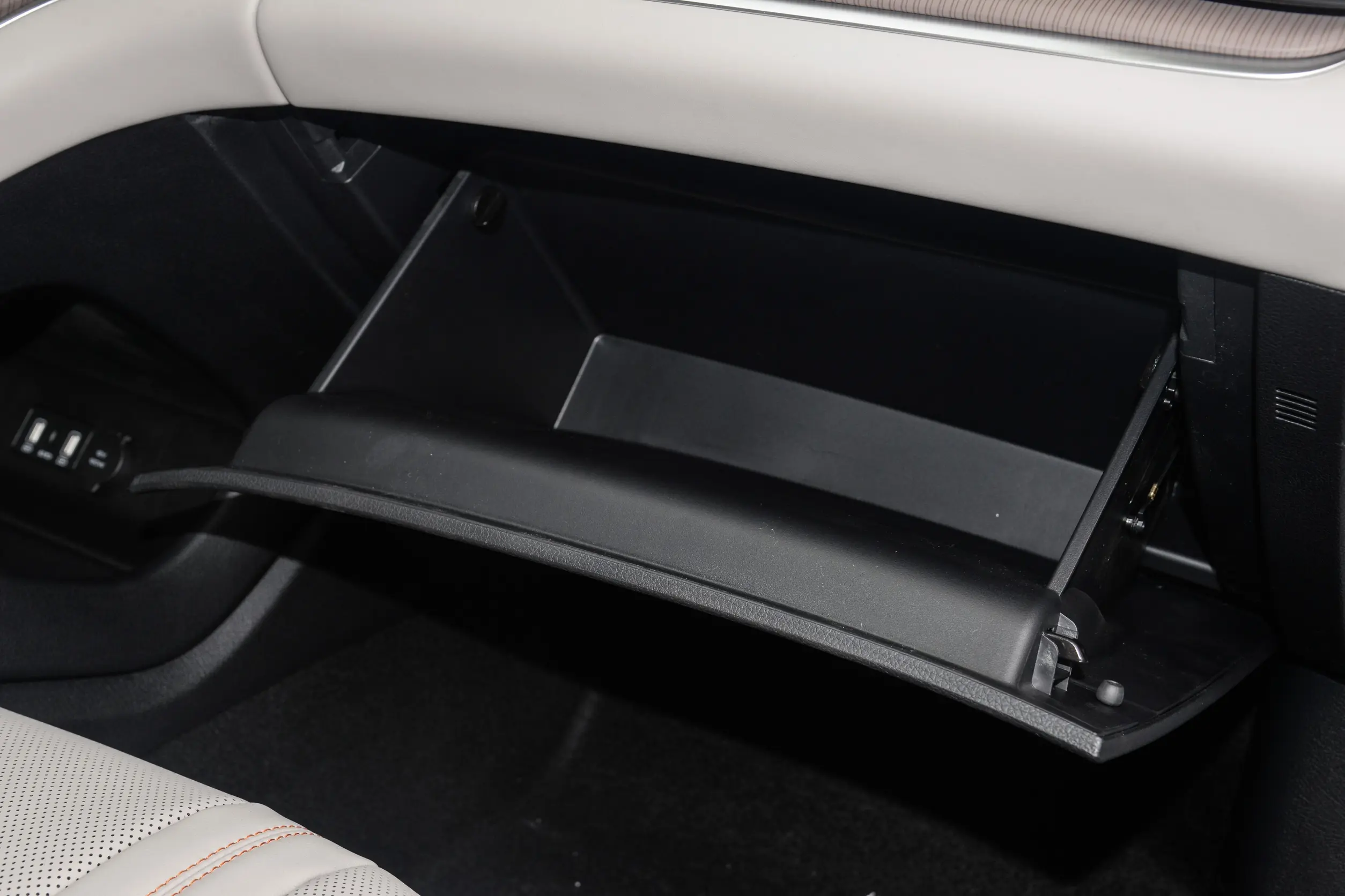 BYD Song Pro DM-i 2024 interior-4
