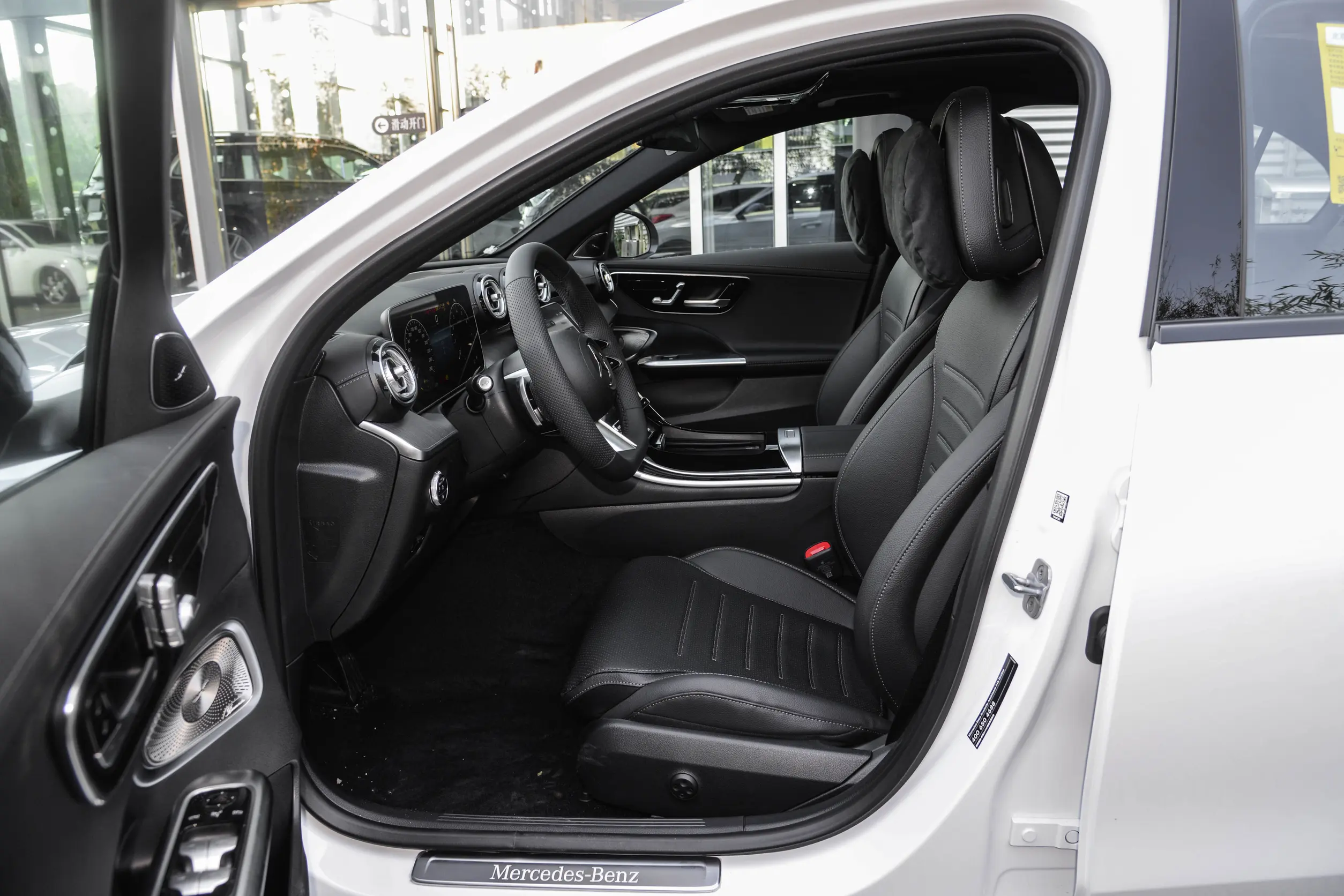 Mercedes-Benz C 260 L 2024 space-1