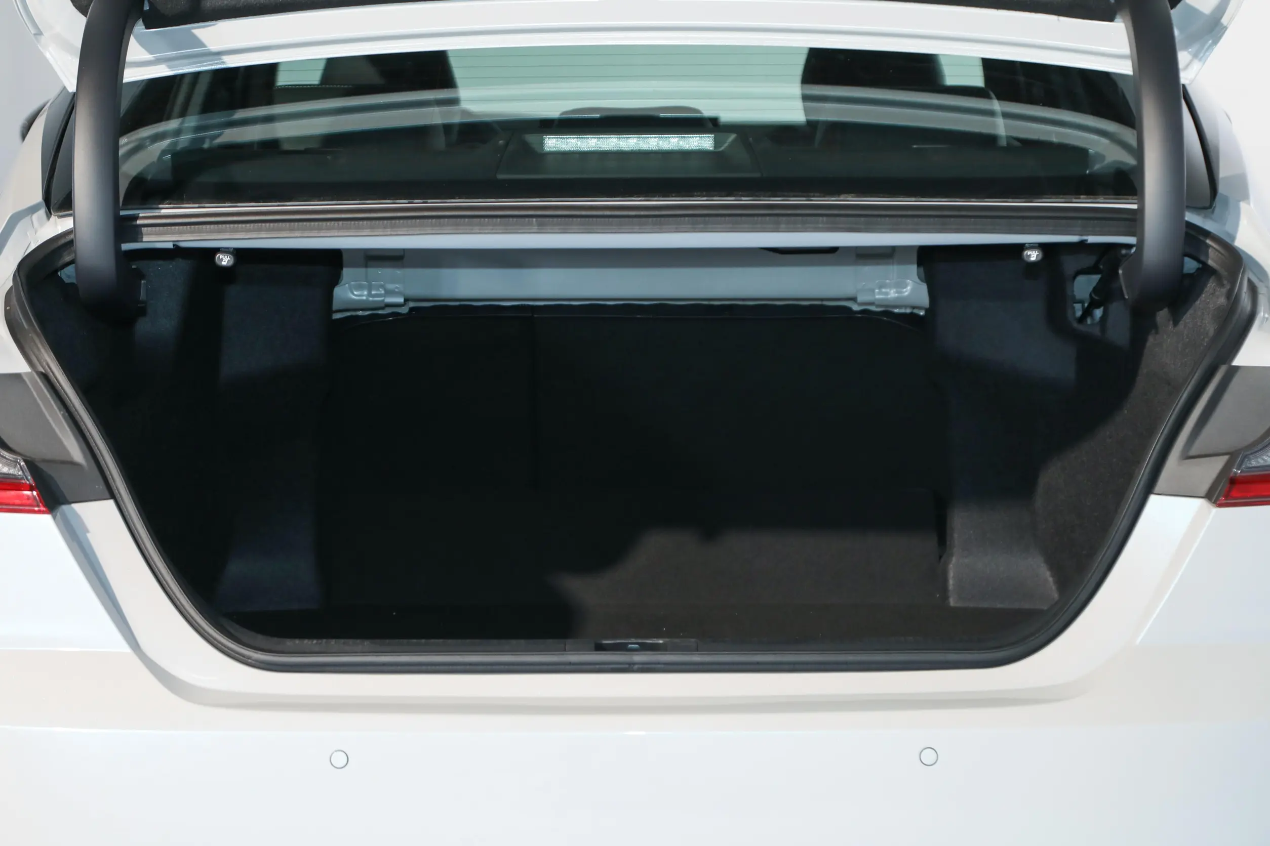 Toyota Camry 2024 space-4