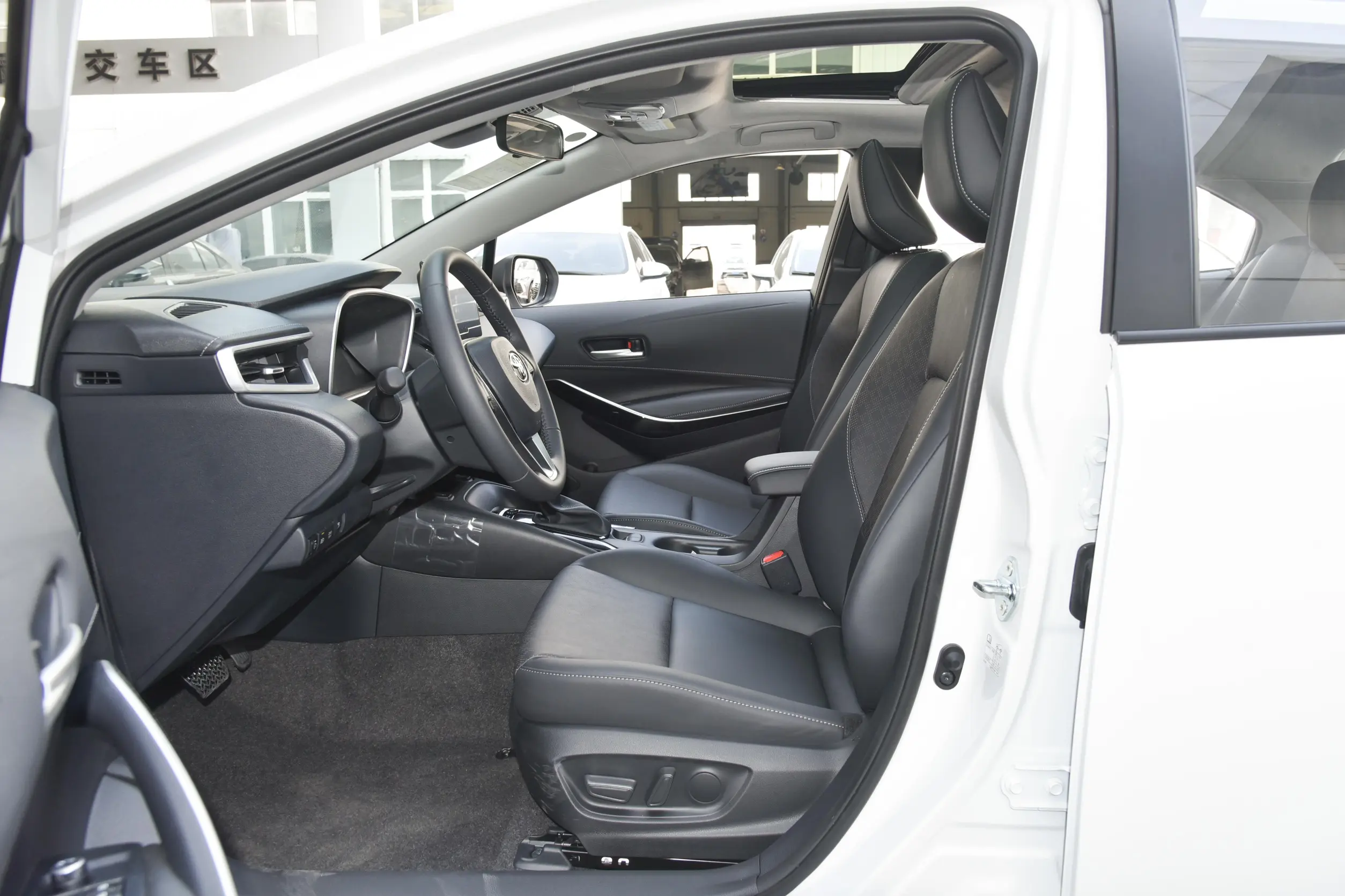 Toyota Corolla 2023 space-1