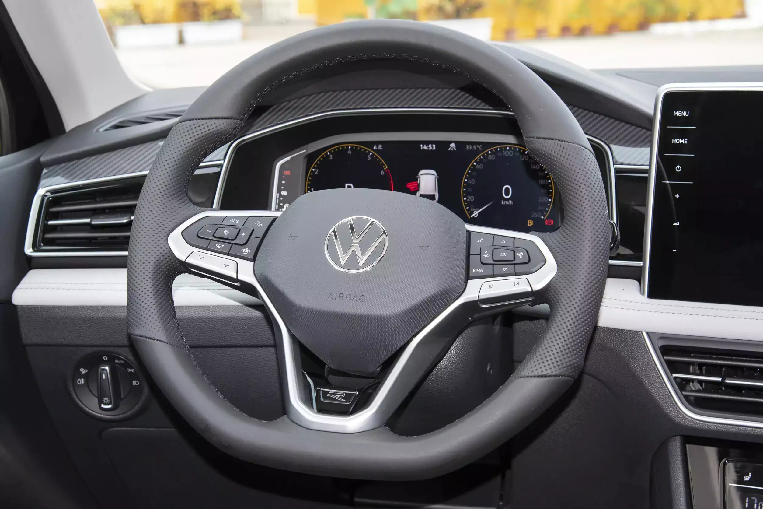 Volkswagen Tiguan L 2024 interior-2