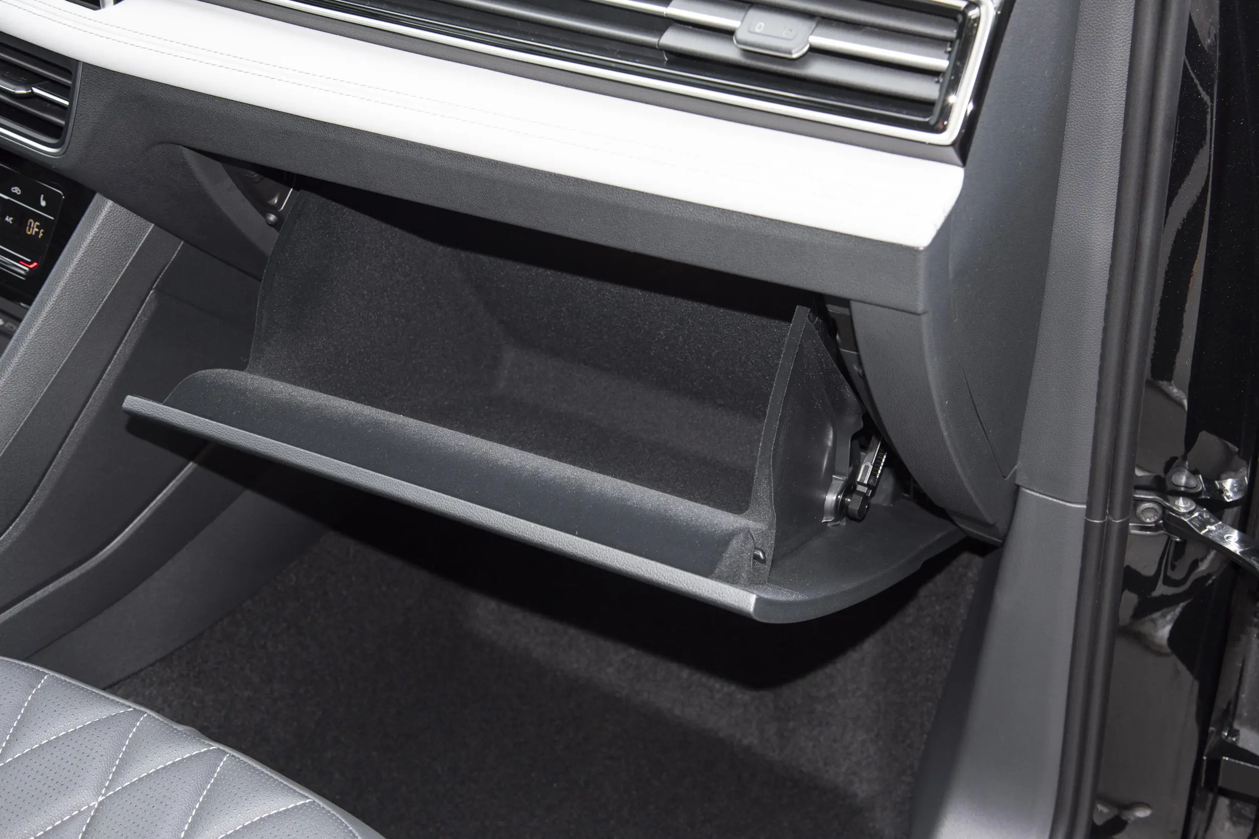 Volkswagen Tiguan L 2024 interior-4