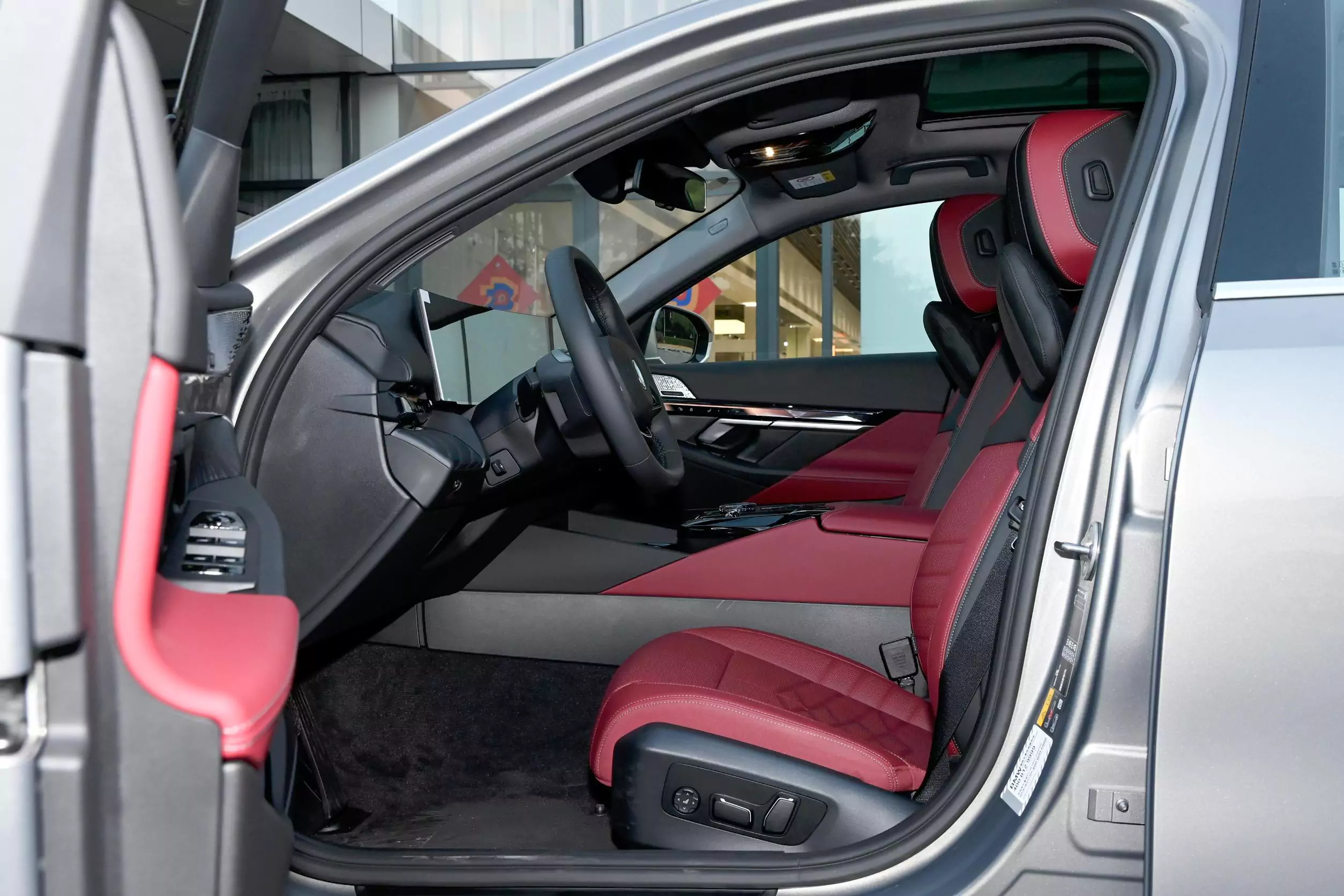 BMW i5 2024 space-1