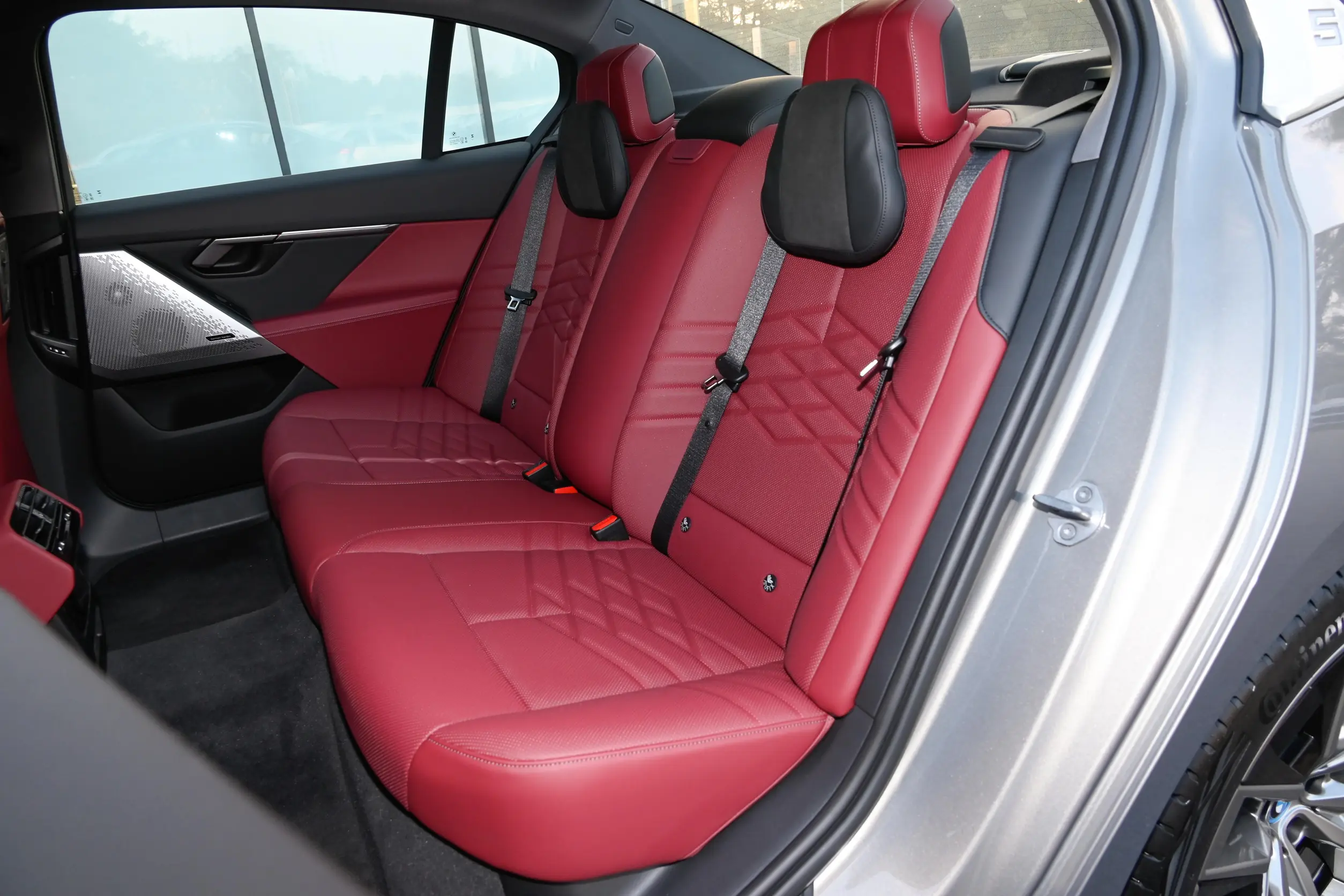 BMW i5 2024 space-2