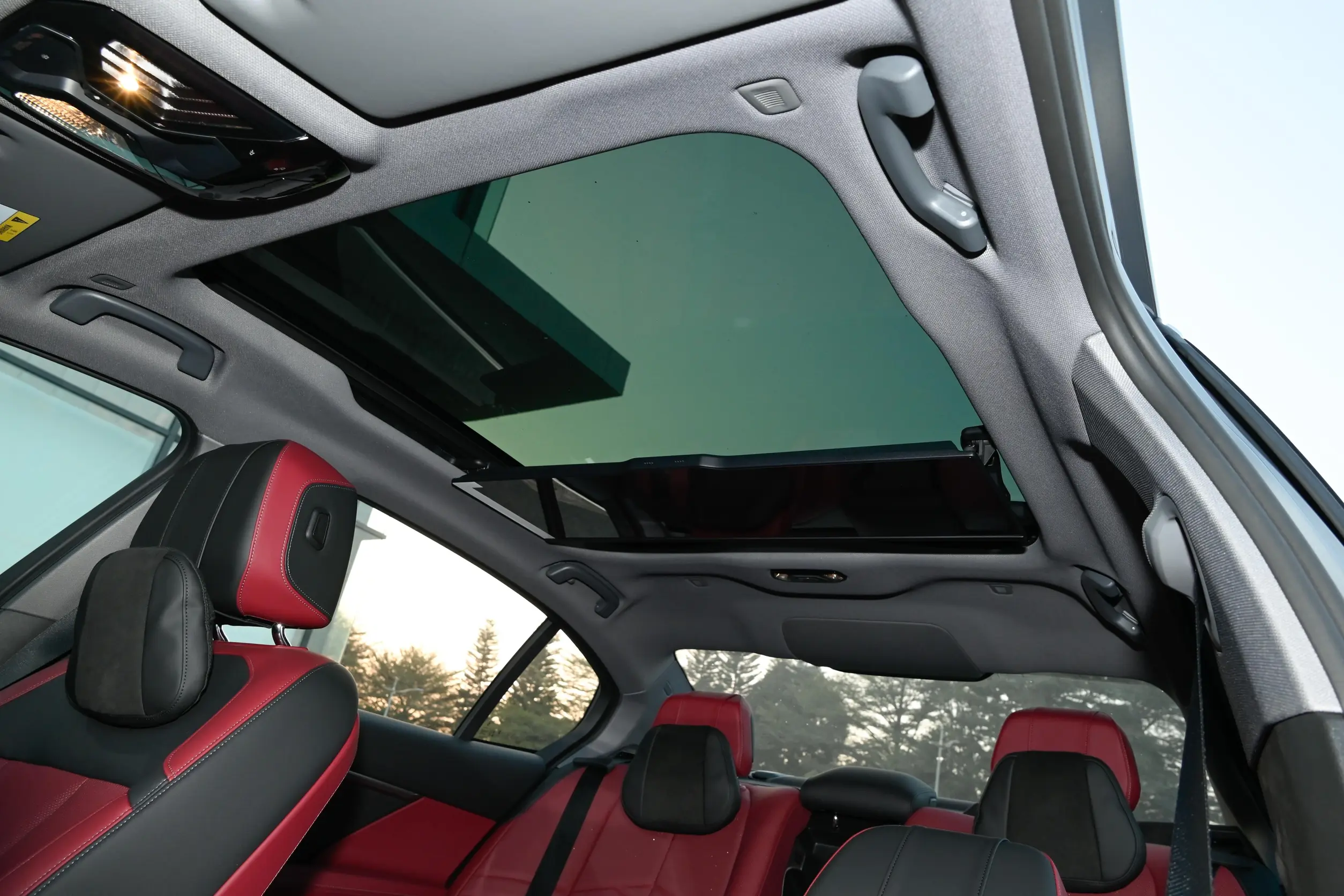 BMW i5 2024 space-3