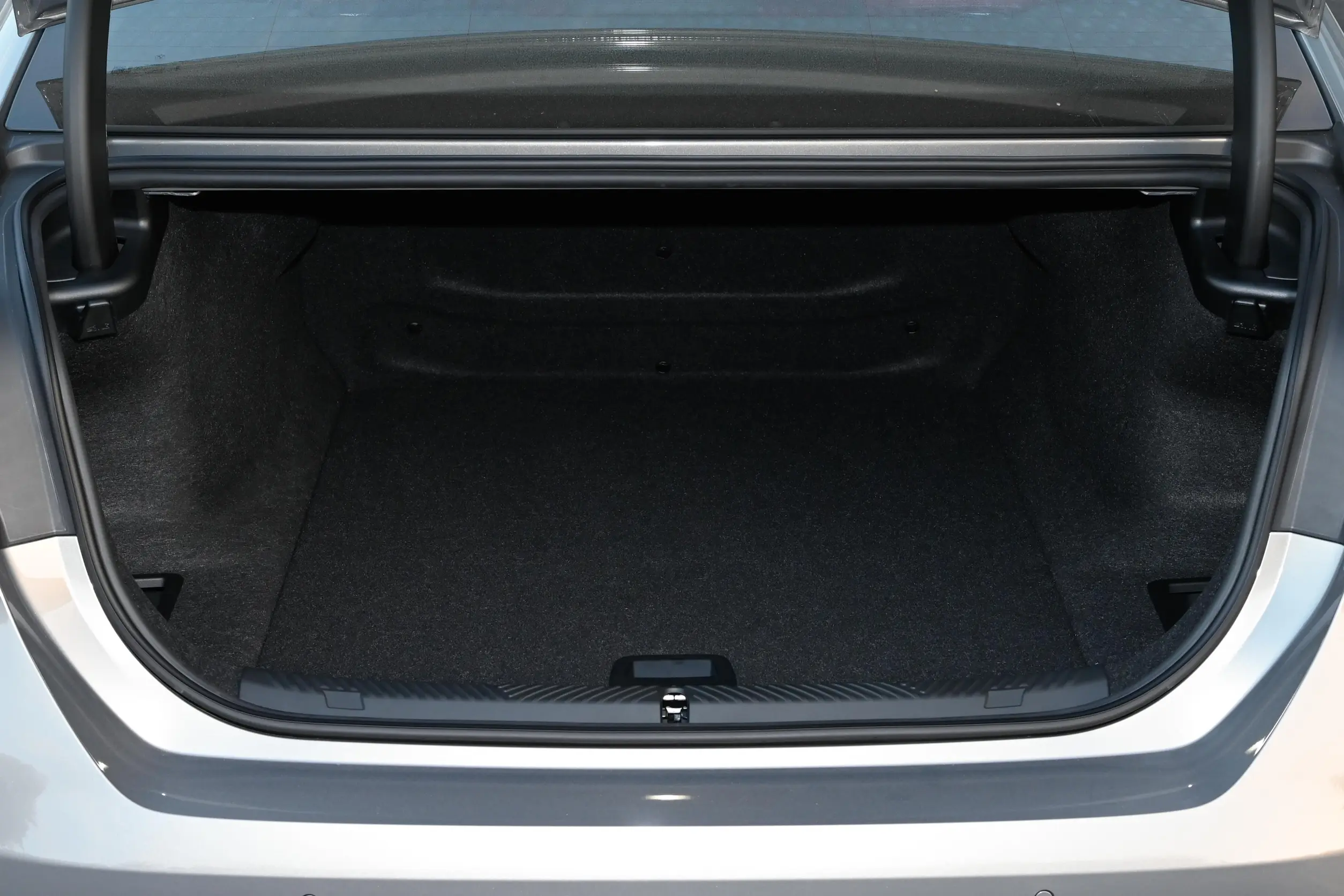 BMW i5 2024 space-4