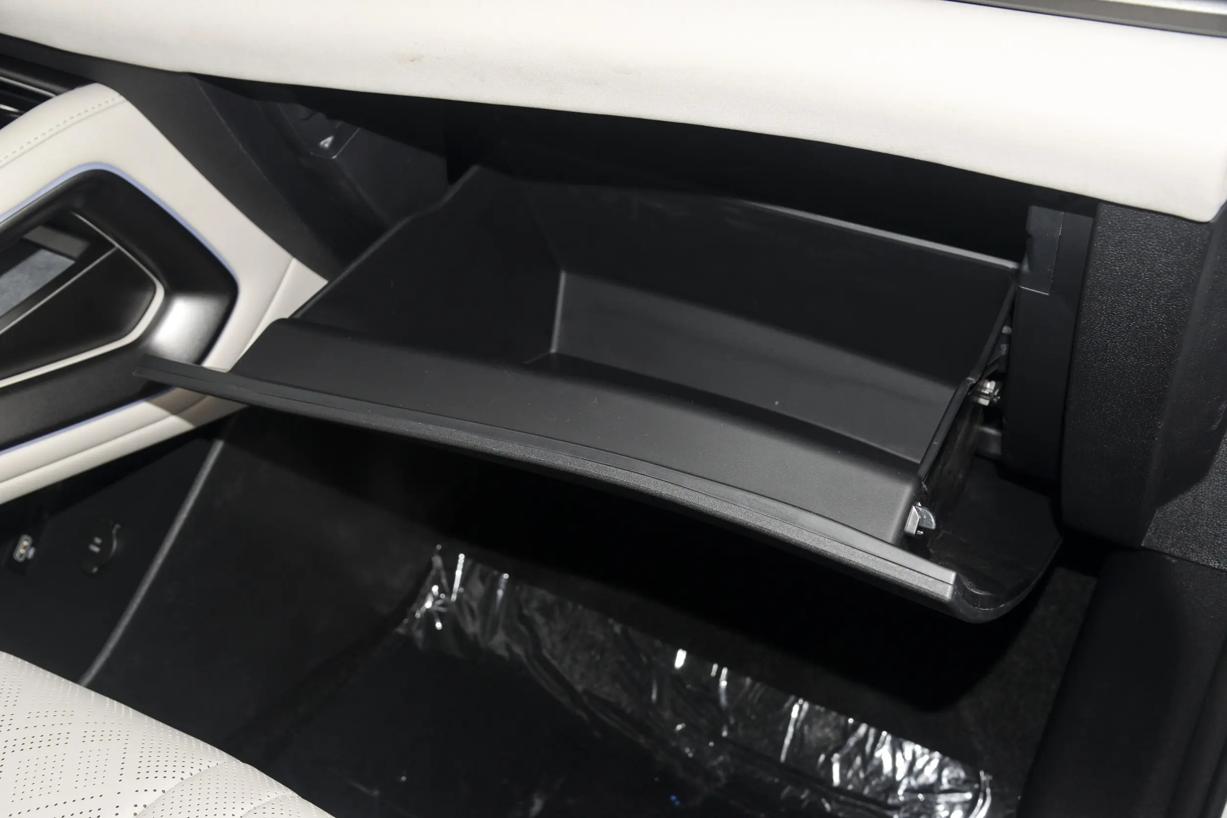 BYD Yuan UP 2024 interior-4