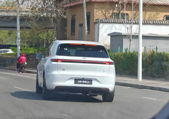 Photos of Li Auto L6 driving on the road