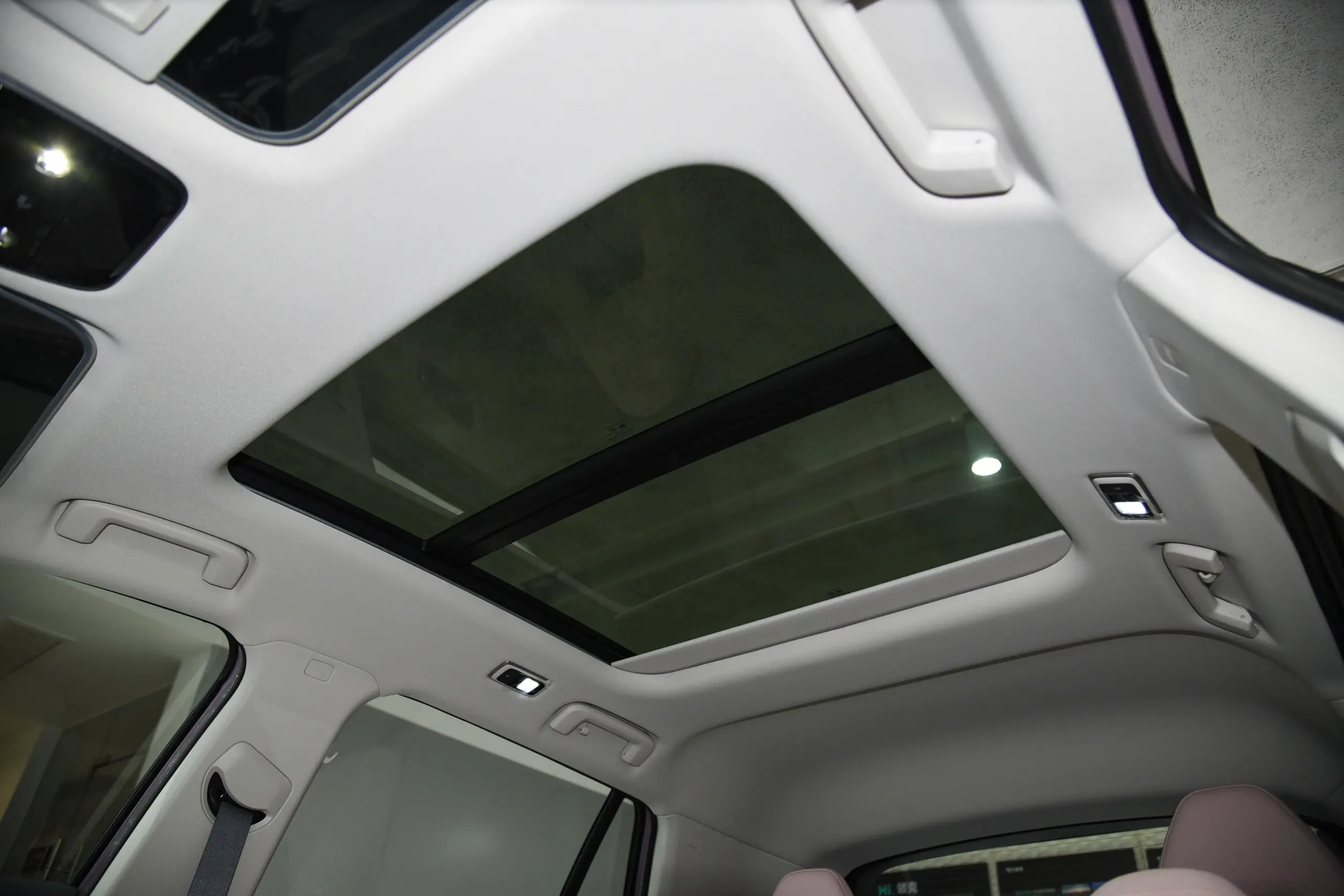 Lynk & Co 06 EM-P 2024 space-3