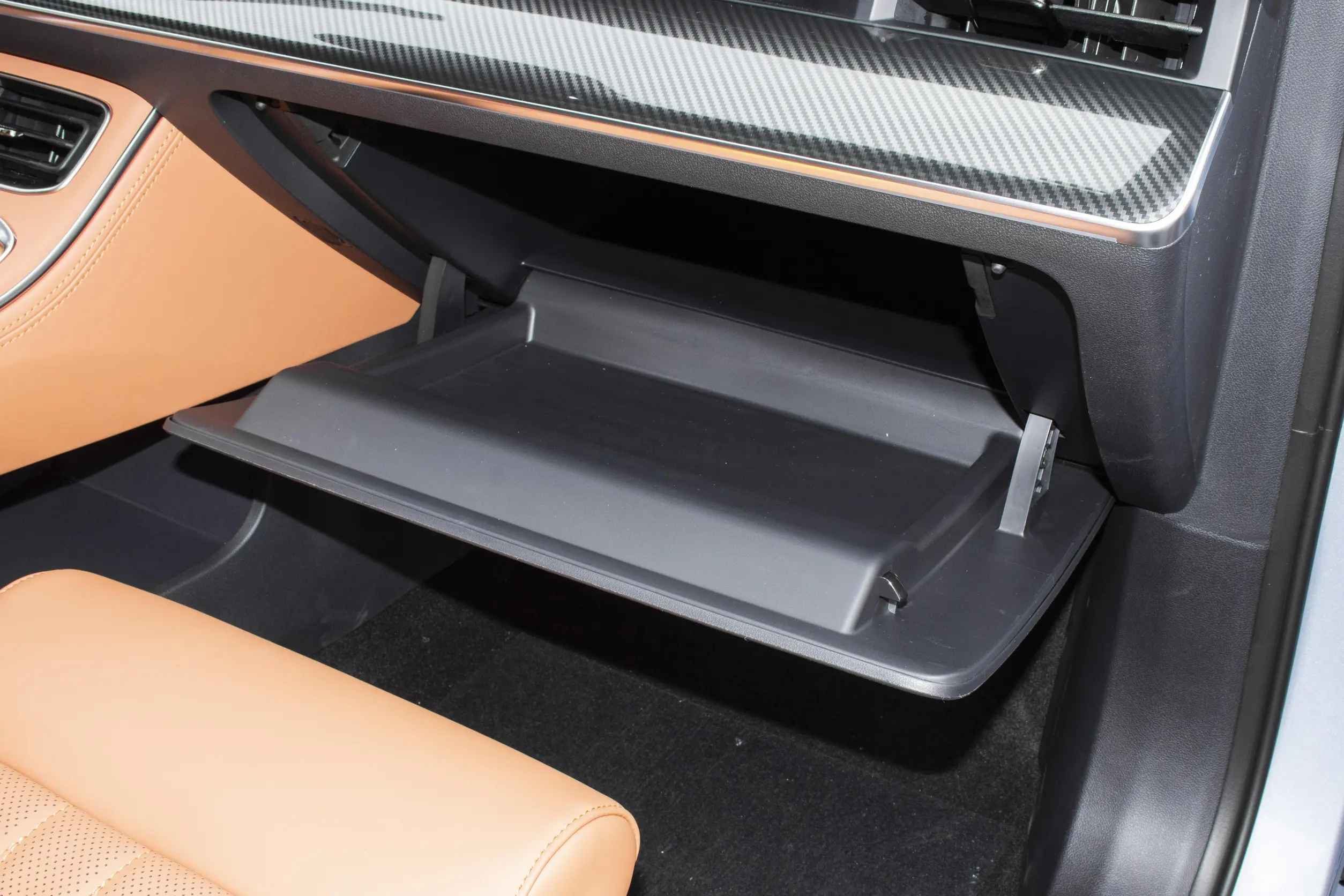 Neta L 2024 interior-4