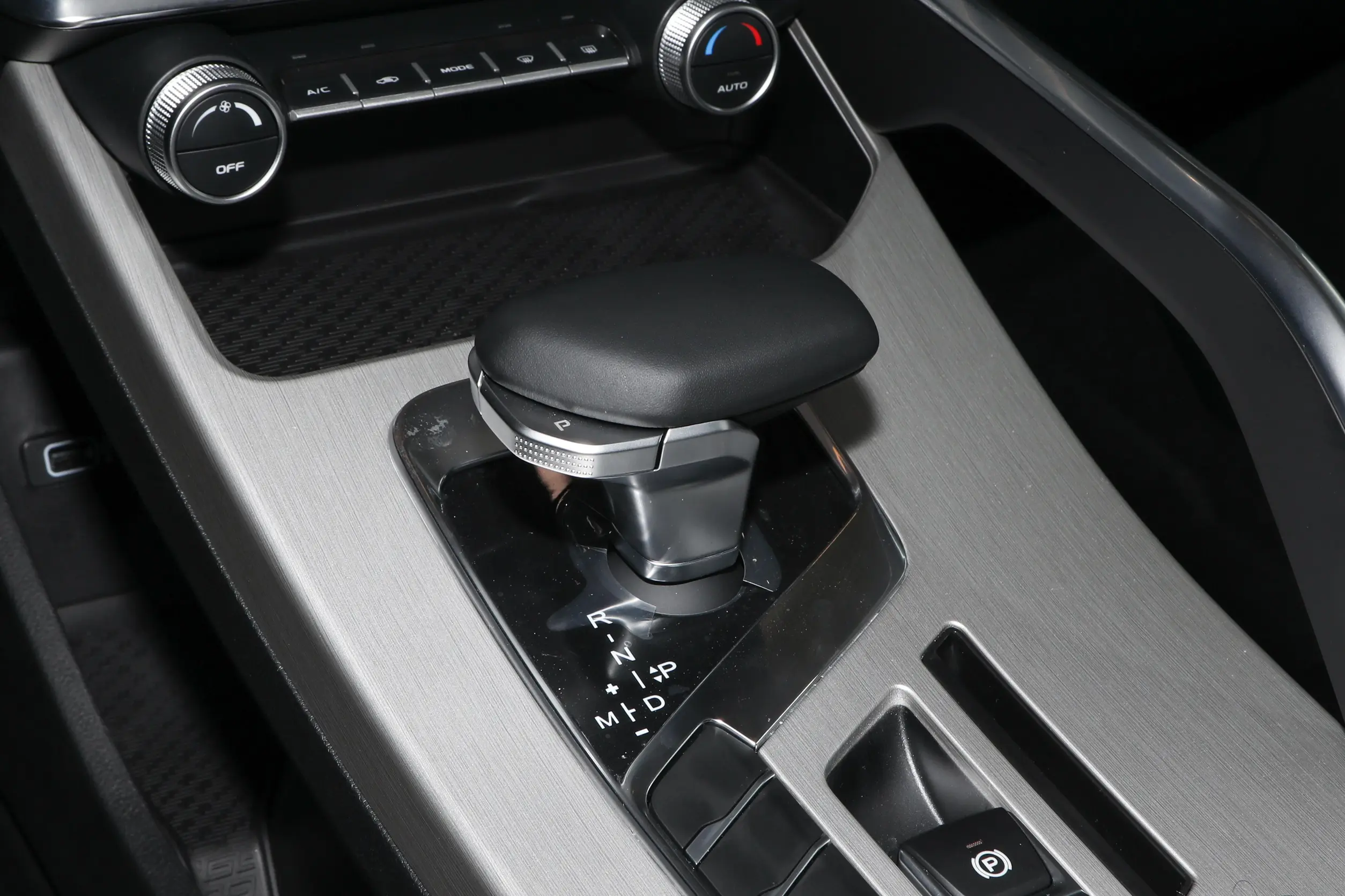 Geely Coolray 2024 interior-3