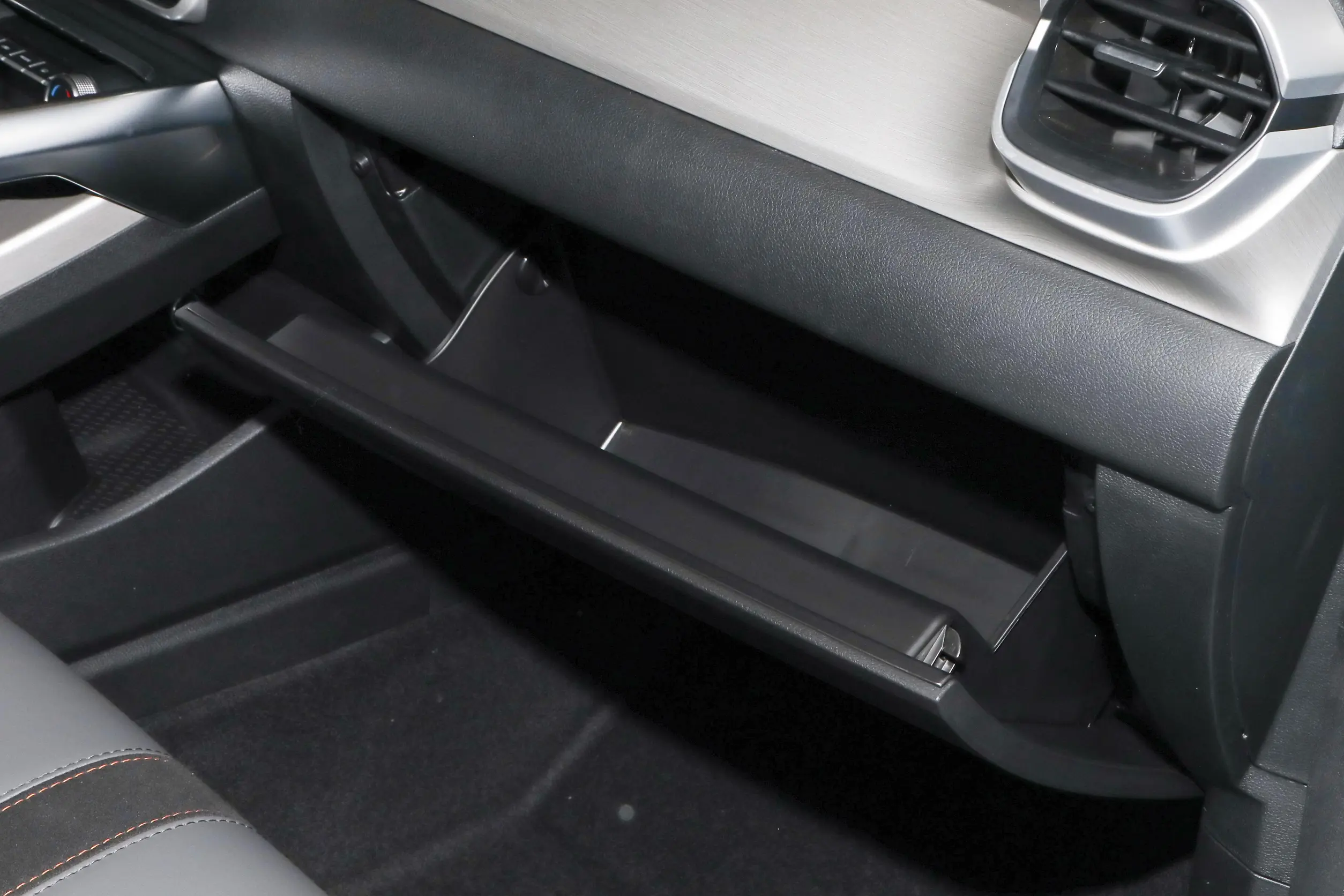 Geely Coolray 2024 interior-4
