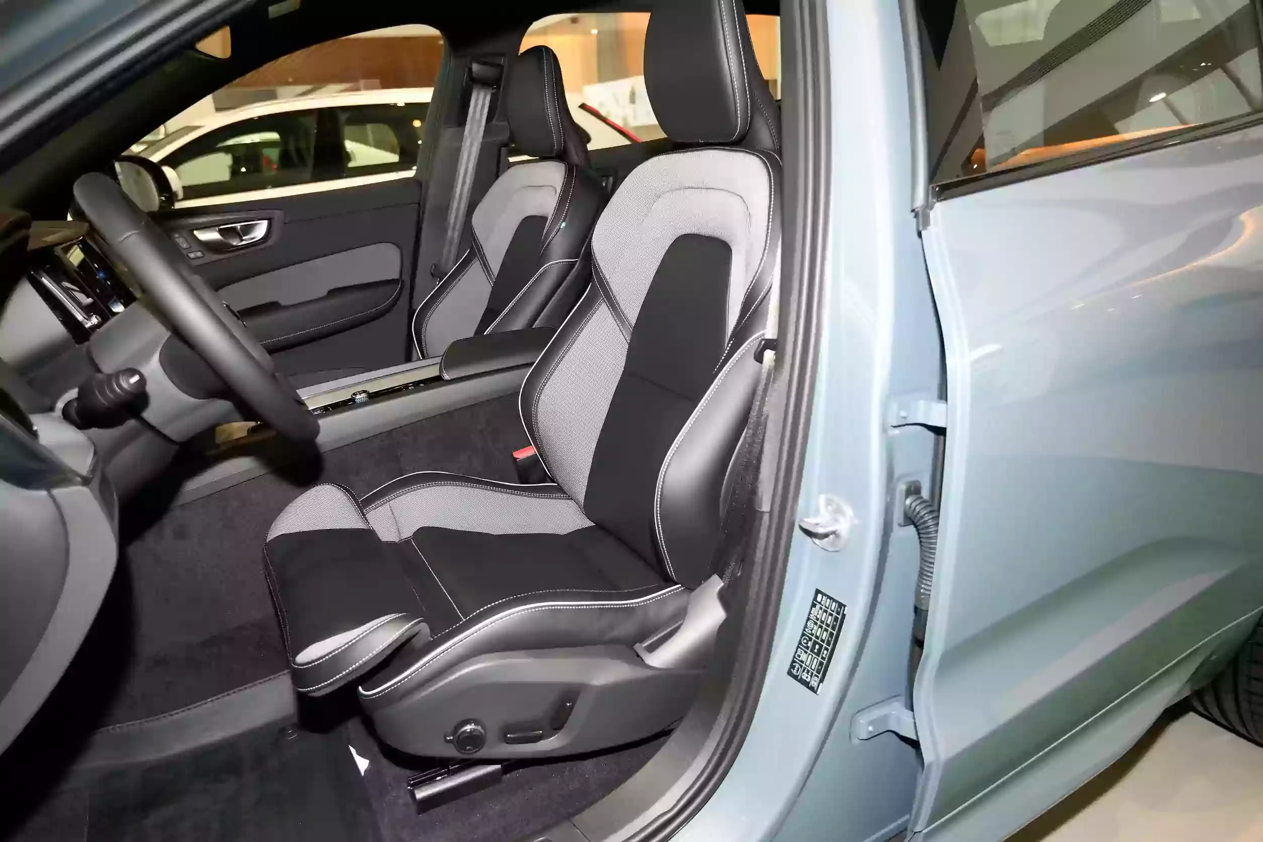 Volvo XC60 2024 space-1