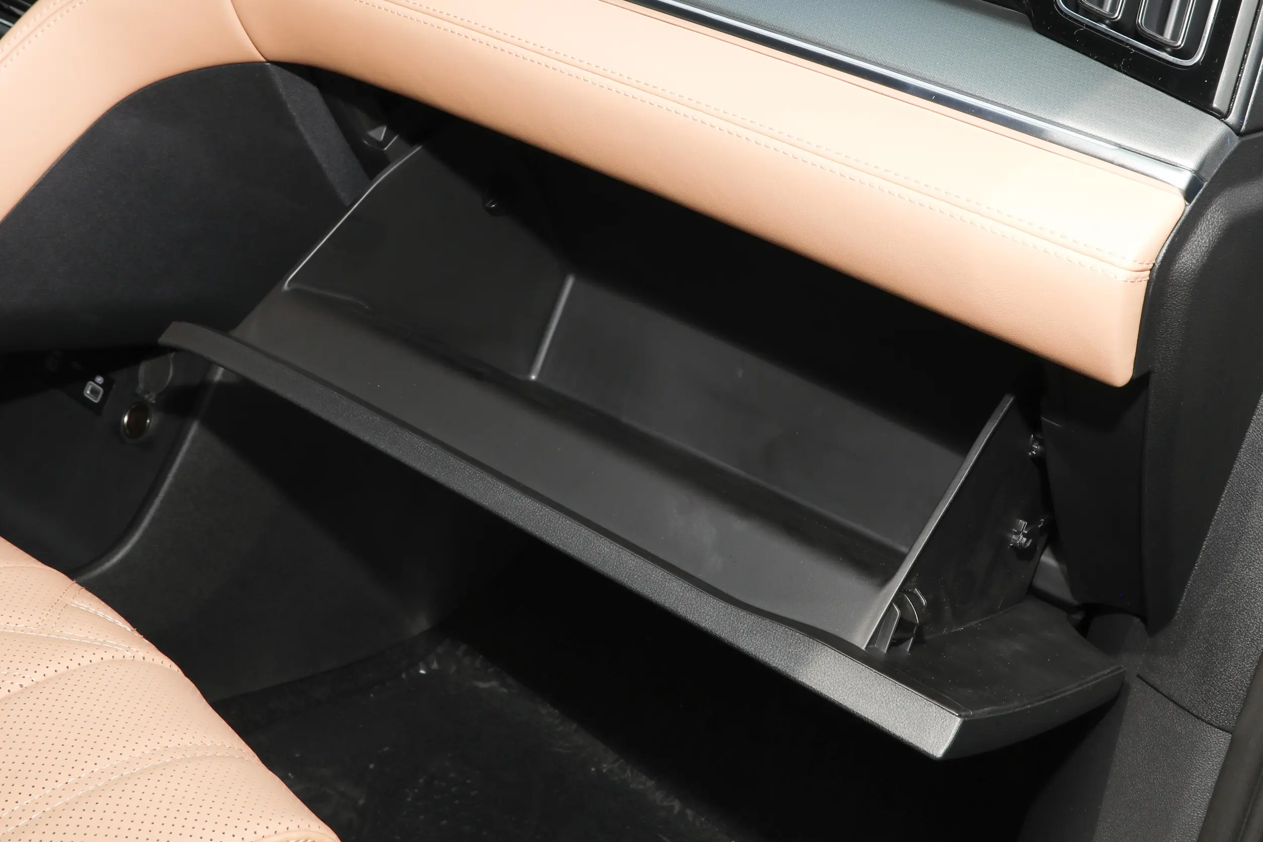 BYD Song L DM 2024 interior-4