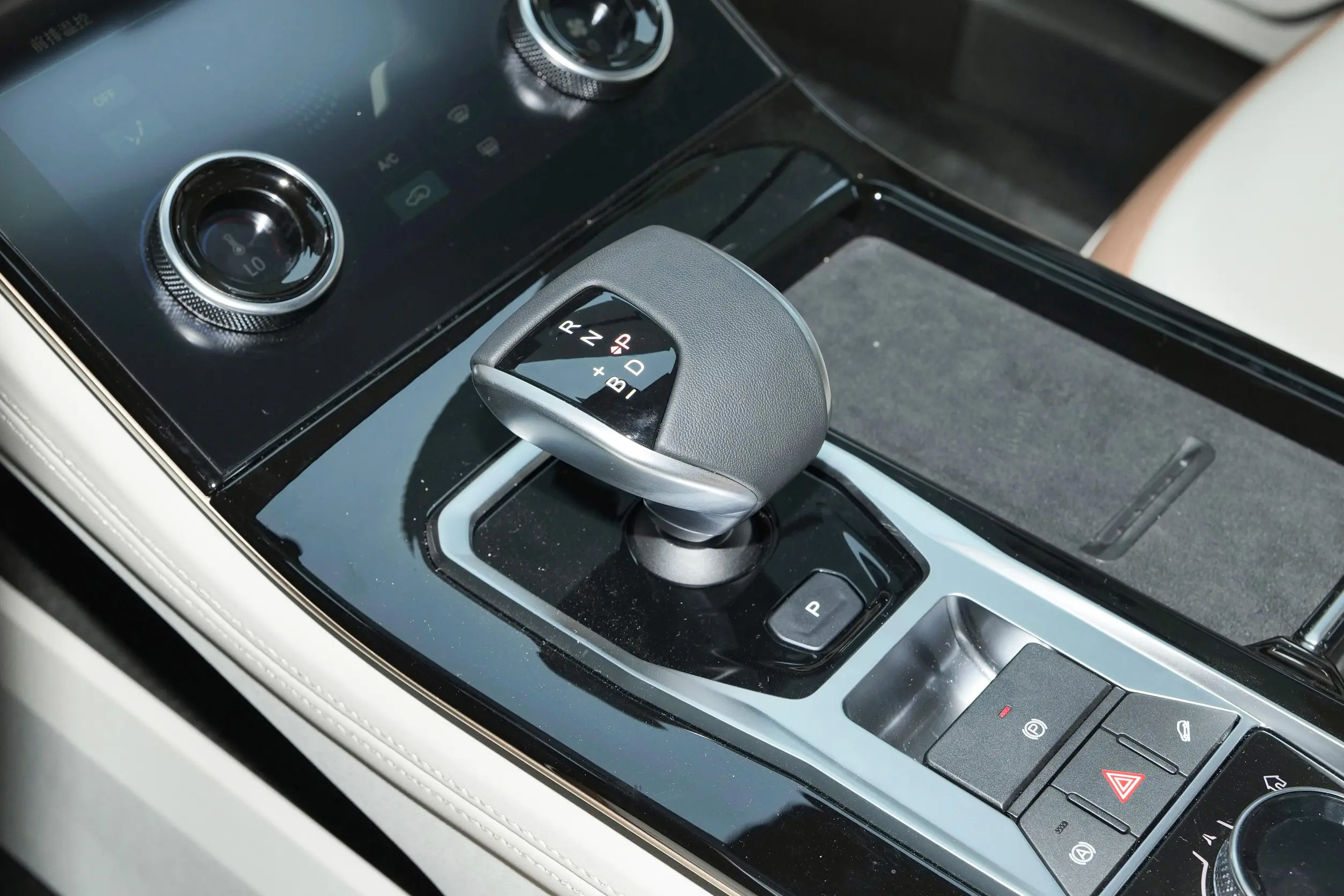 Jetour X70 C-DM 2024 interior-3