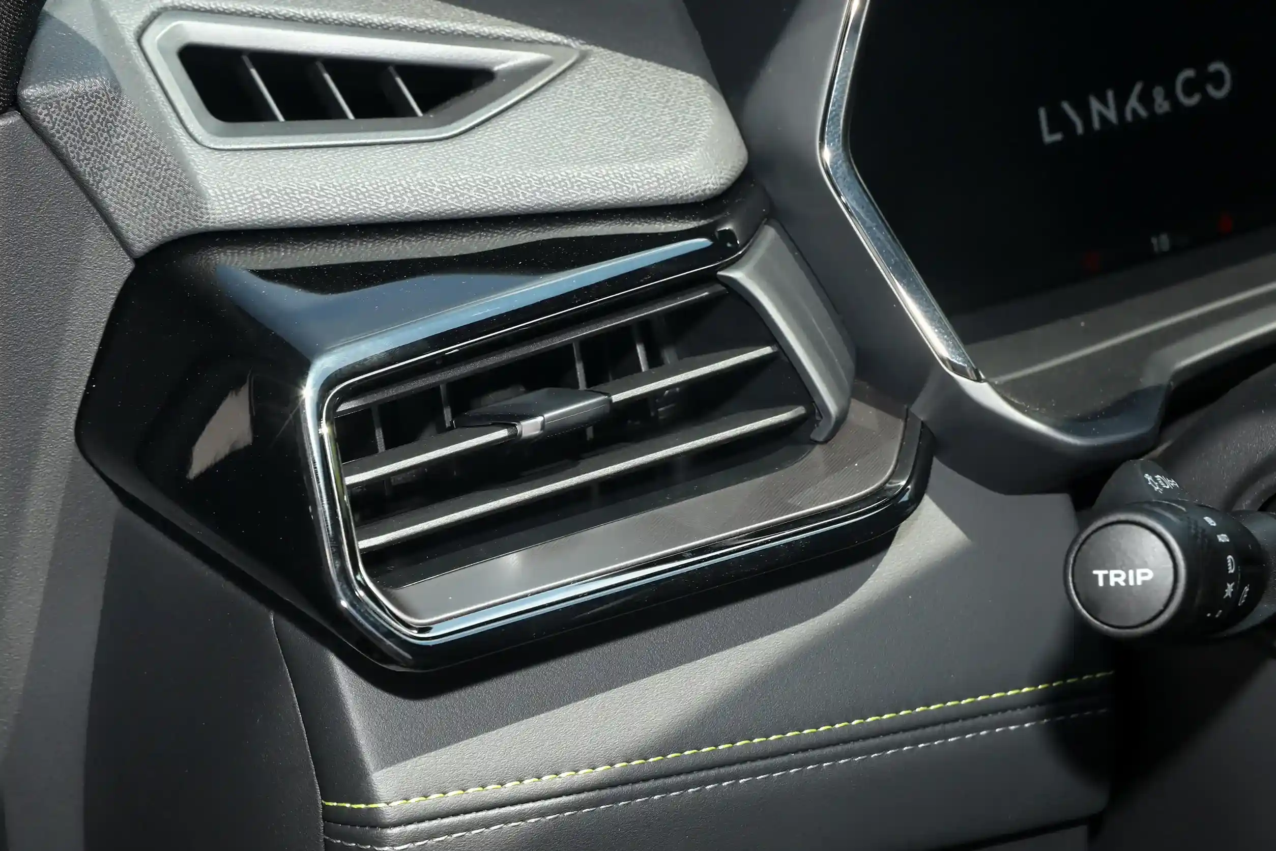 Lynk & Co 06 picture (4)