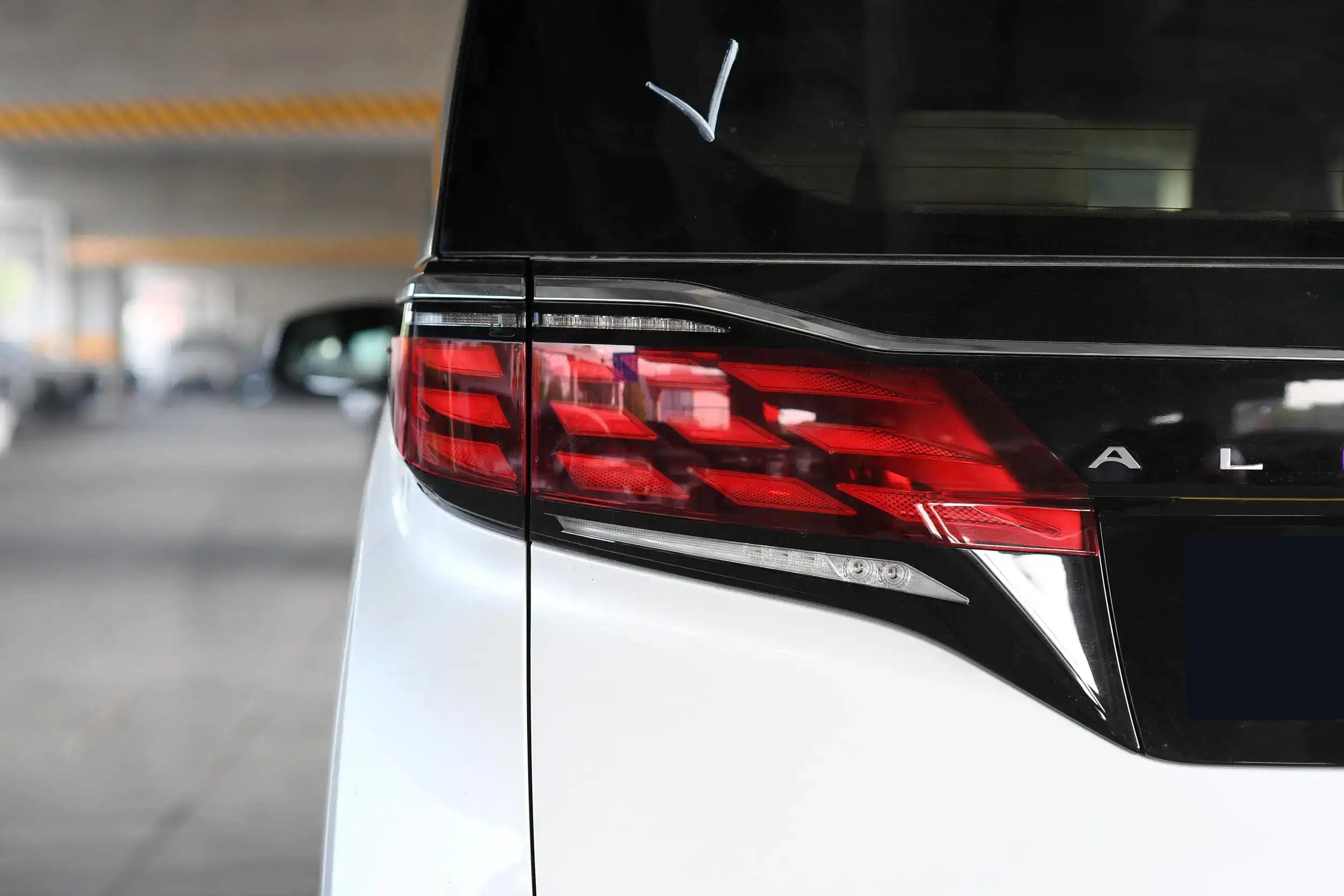 Toyota Alphard picture (8)