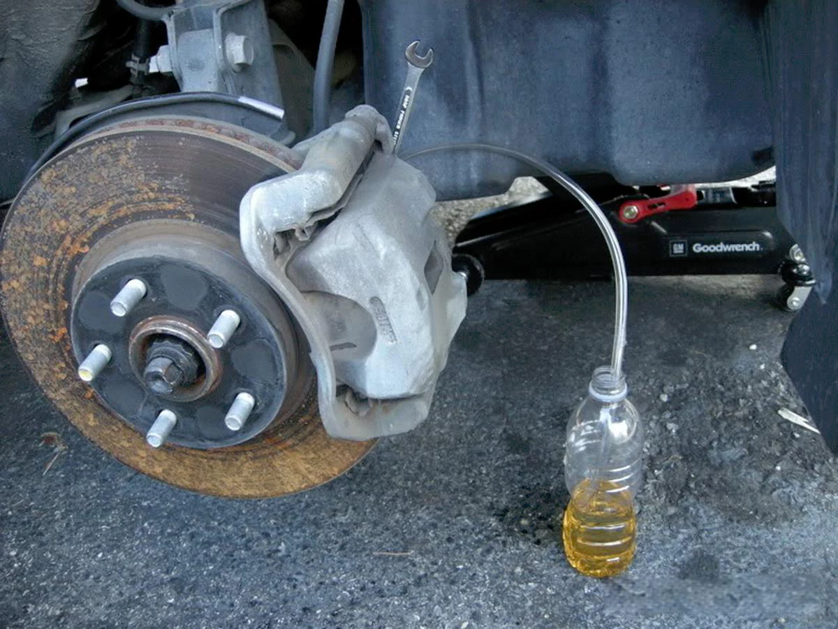 Pictures of car brake oil (1)
