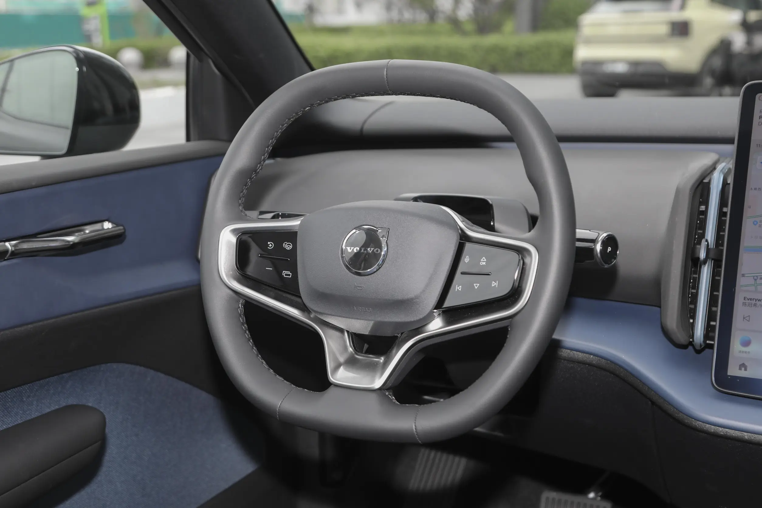 Volvo EX30 2025 interior-2
