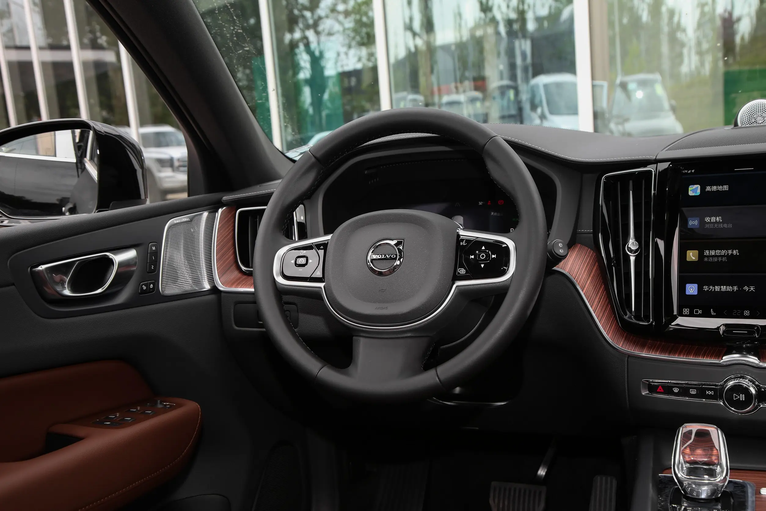 Volvo XC60 PHEV 2025 interior-2