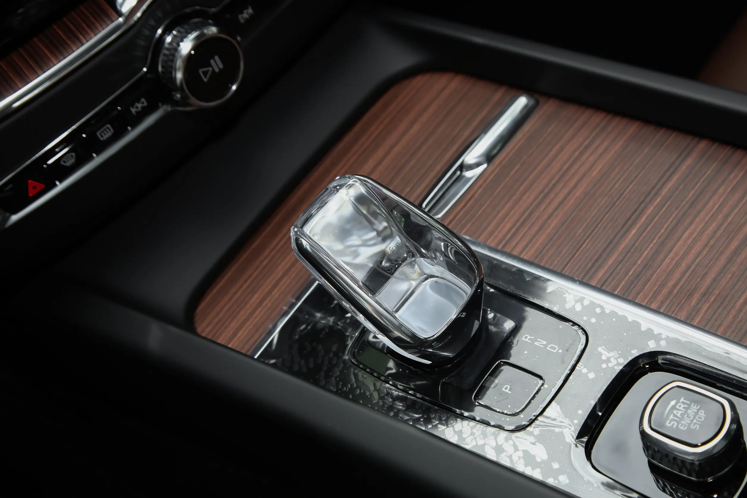 Volvo XC60 PHEV 2025 interior-3